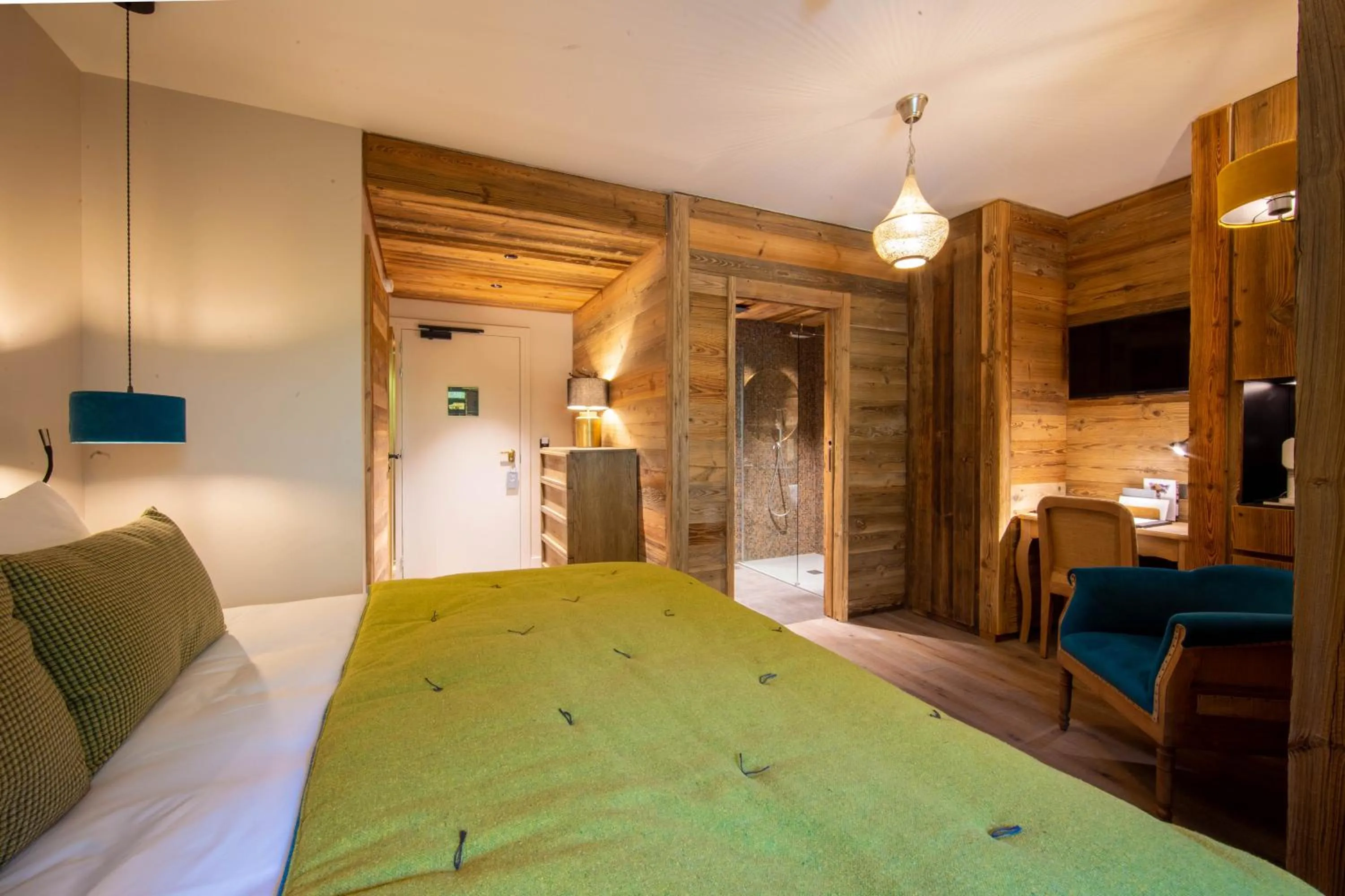 Shower, Bed in Hotel Le V de Vaujany