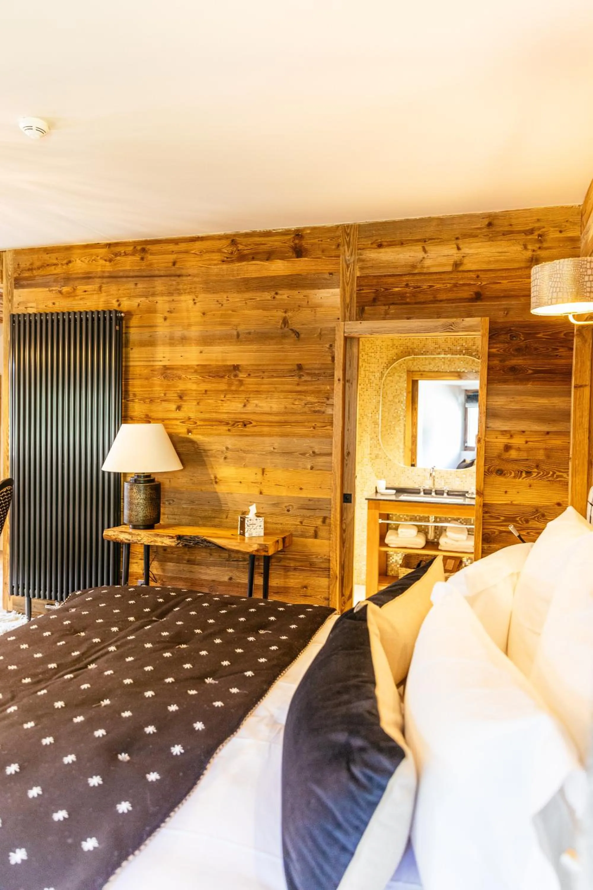 Shower, Bed in Hotel Le V de Vaujany