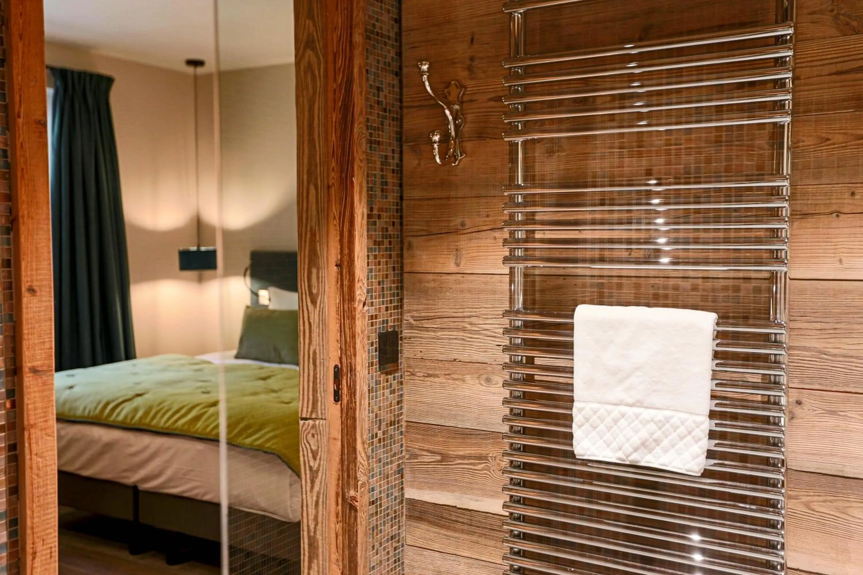 Bathroom, Bed in Hotel Le V de Vaujany