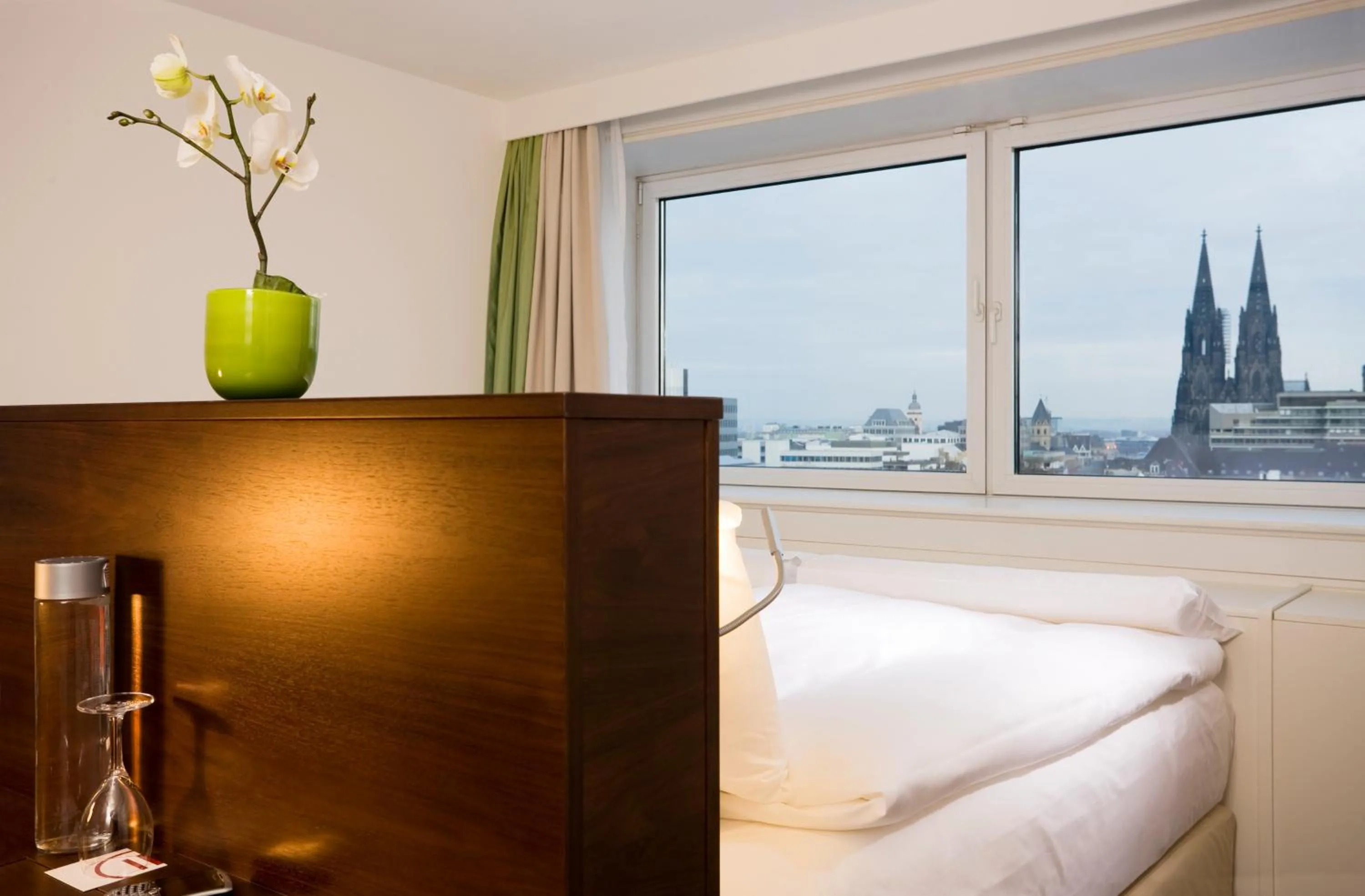 Bedroom, Bed in Pullman Cologne