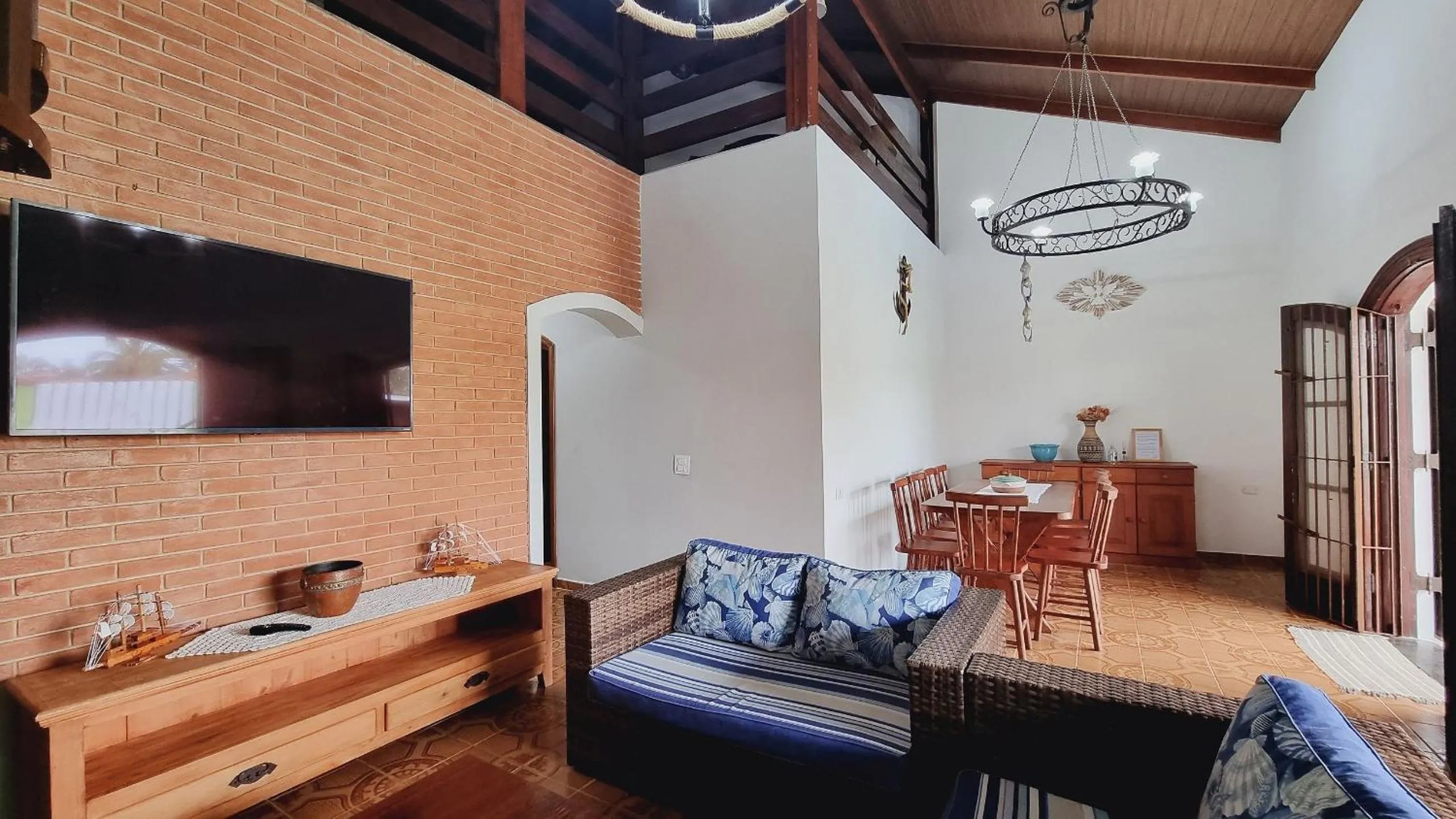 Living room in Elegante com lareira, Piscina, Área Gourmet, Bilhar, Wi-Fi, SmartTV