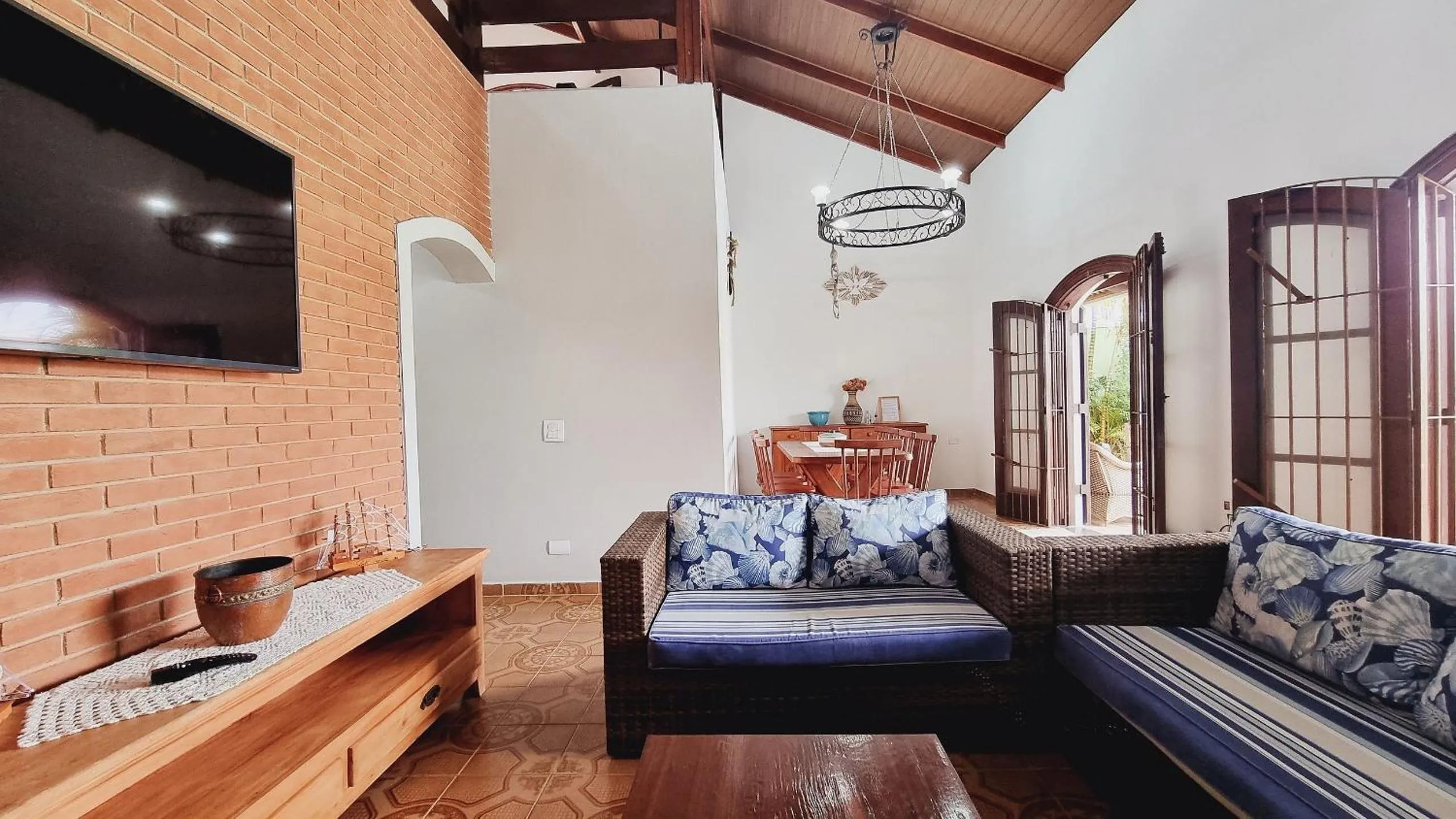 Communal lounge/ TV room in Elegante com lareira, Piscina, Área Gourmet, Bilhar, Wi-Fi, SmartTV