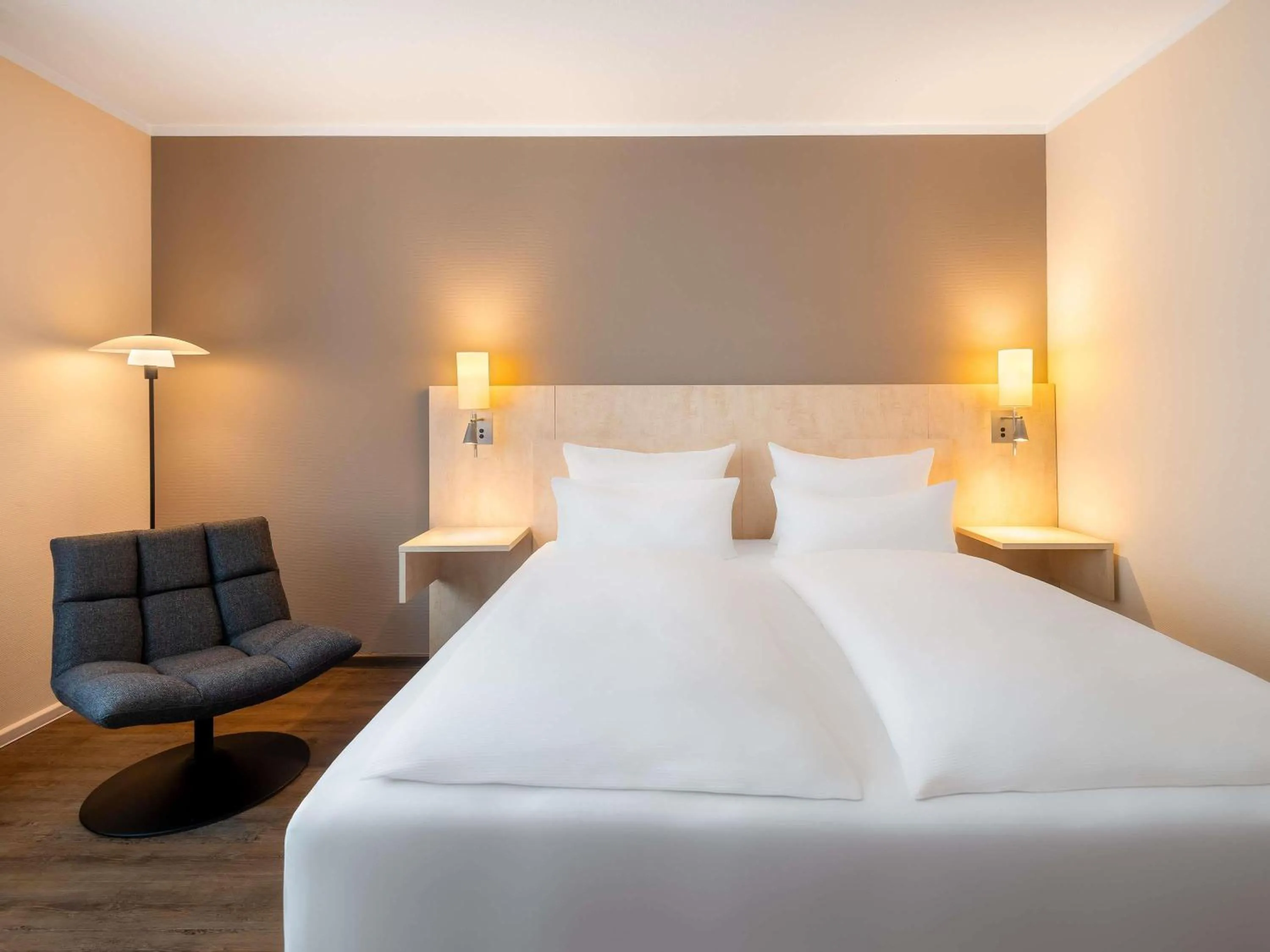 Bedroom, Bed in Mercure Hotel Bielefeld Johannisberg