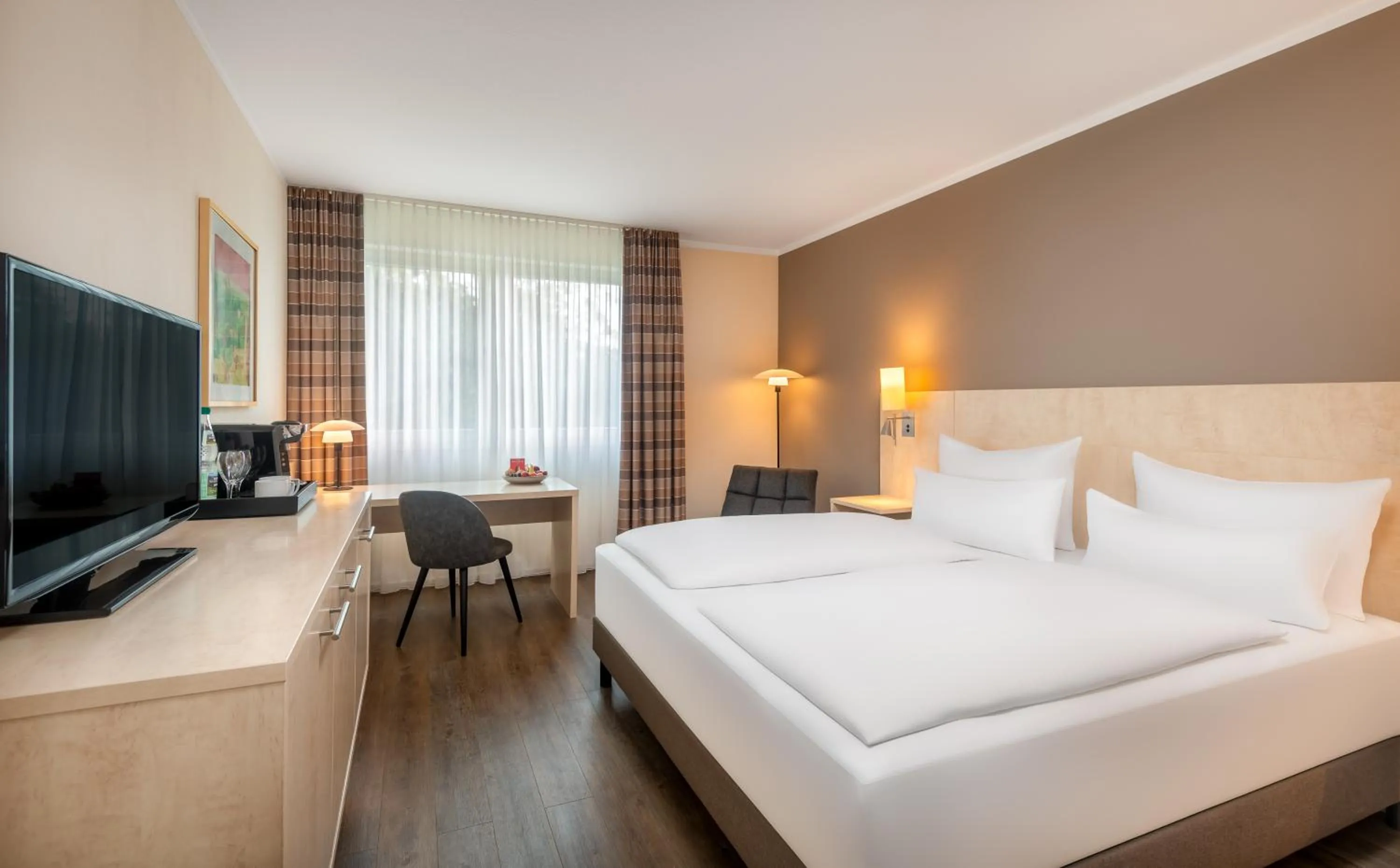 Photo of the whole room, Bed in Mercure Hotel Bielefeld Johannisberg