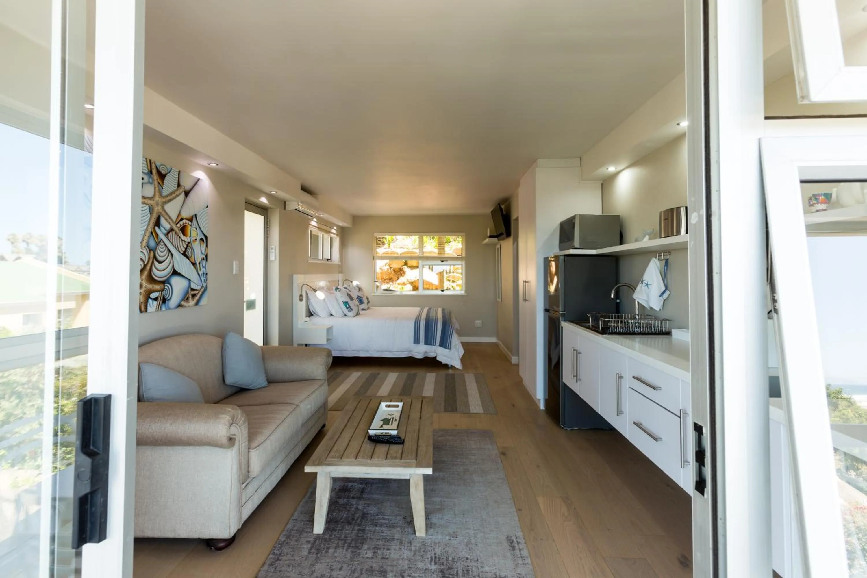 Communal lounge/ TV room, Bed in IdylWilde