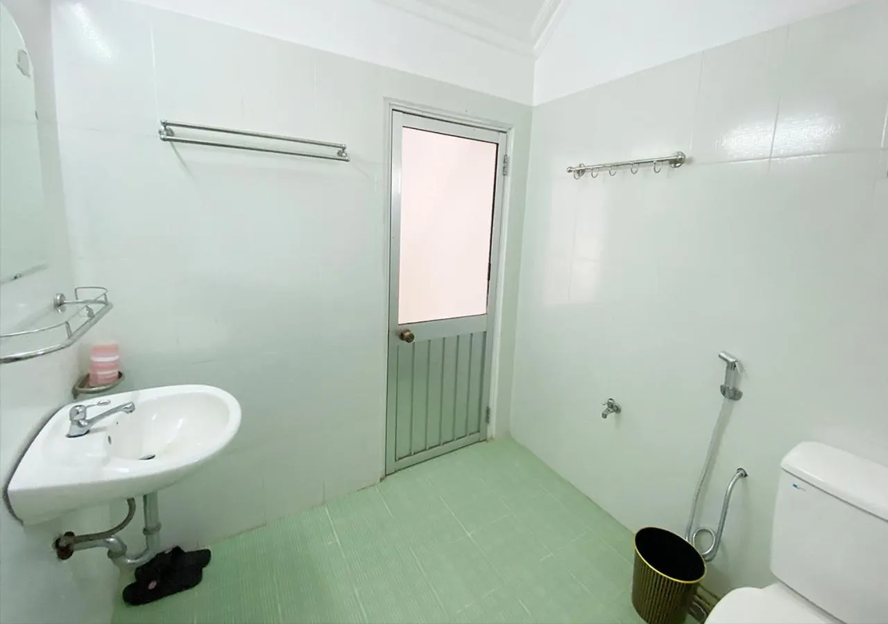 Shower in HOMESTAY THÙY DƯƠNG