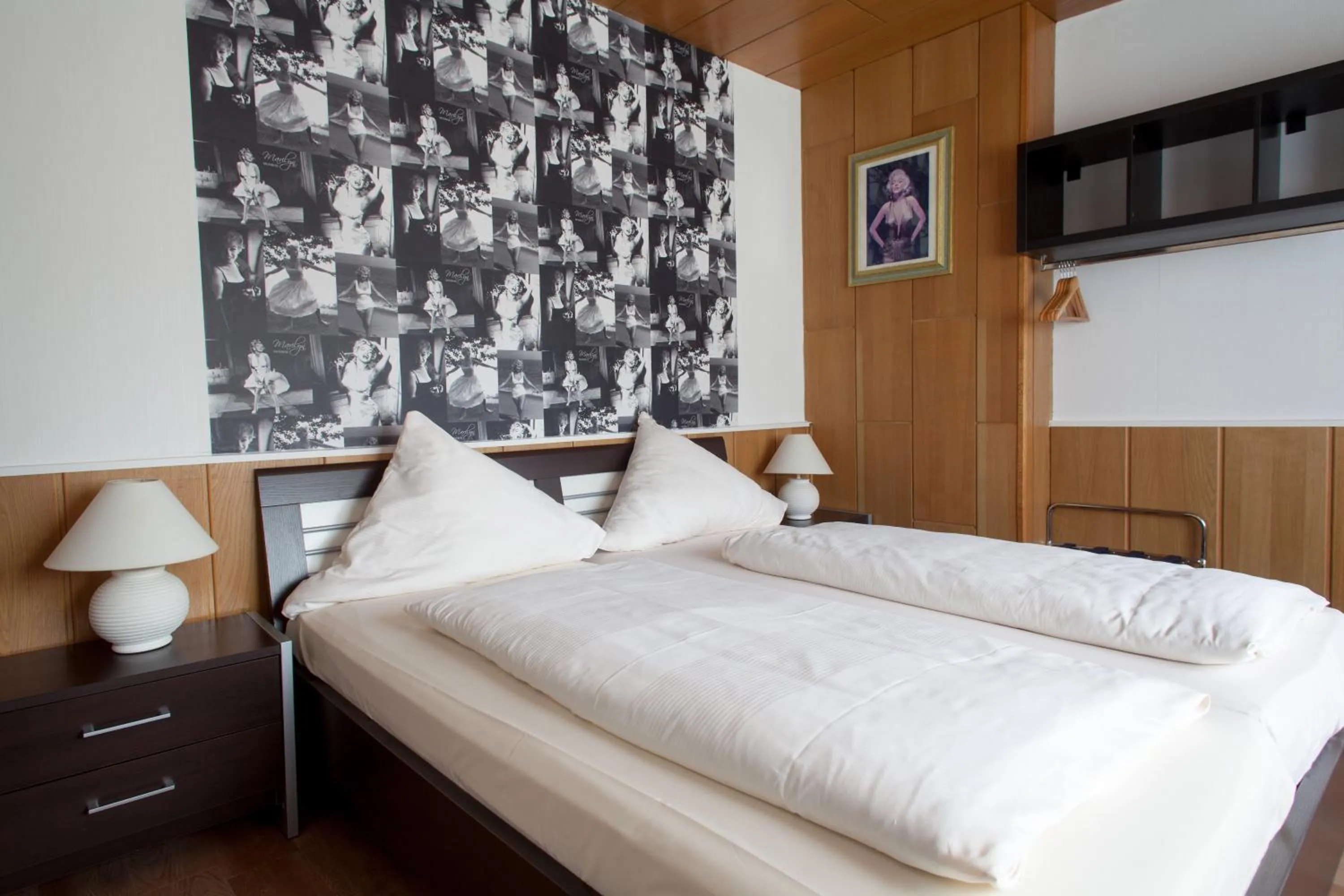 Photo of the whole room, Bed in Hotel Nassauer Hof