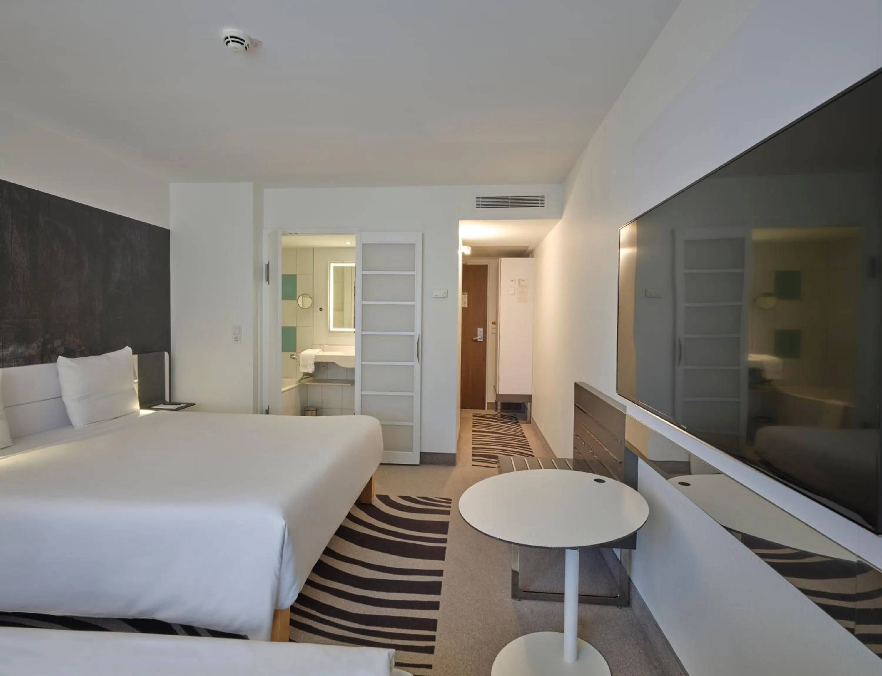 Photo of the whole room, Bed in Novotel München City