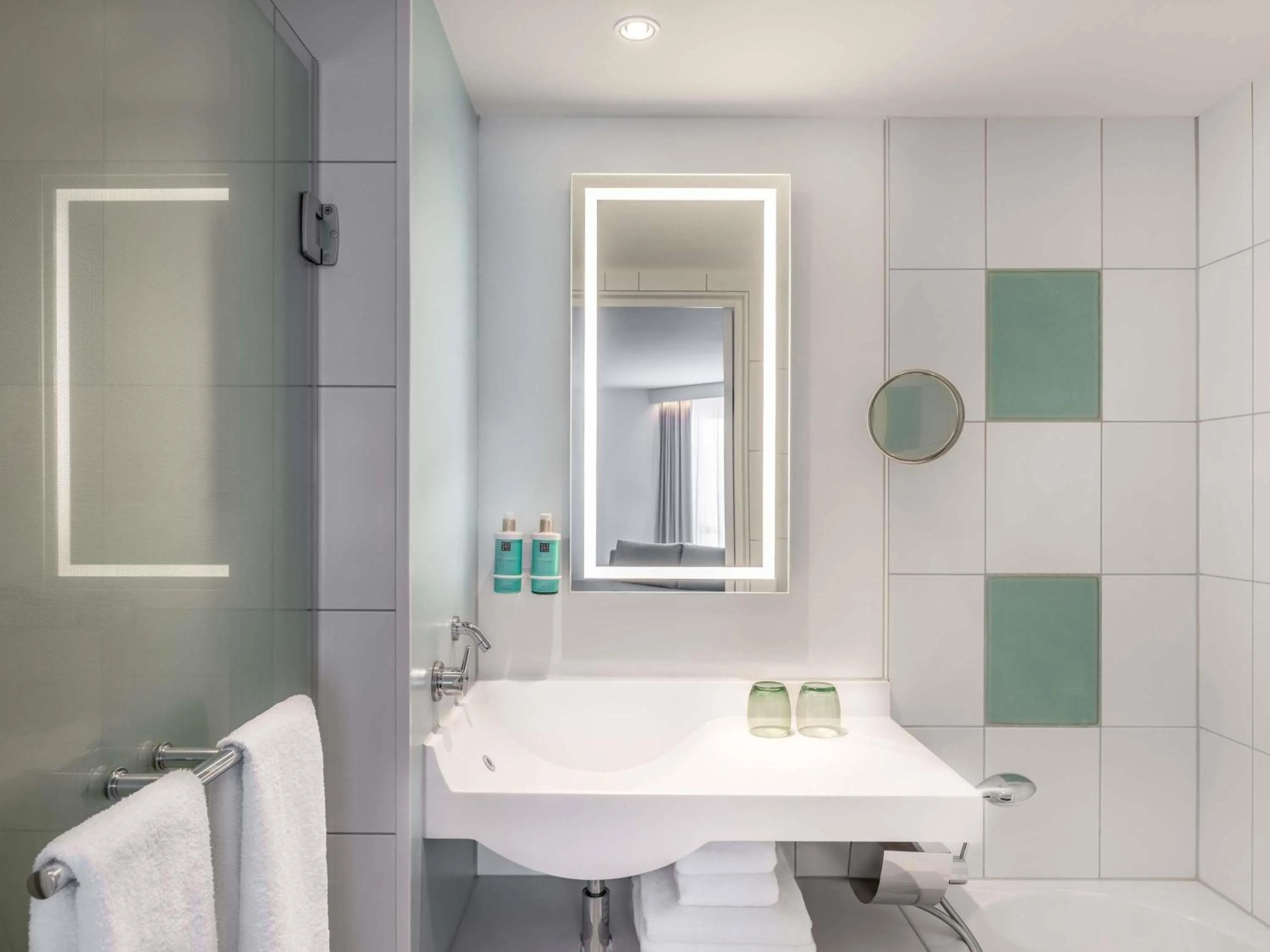 Bedroom in Novotel München City