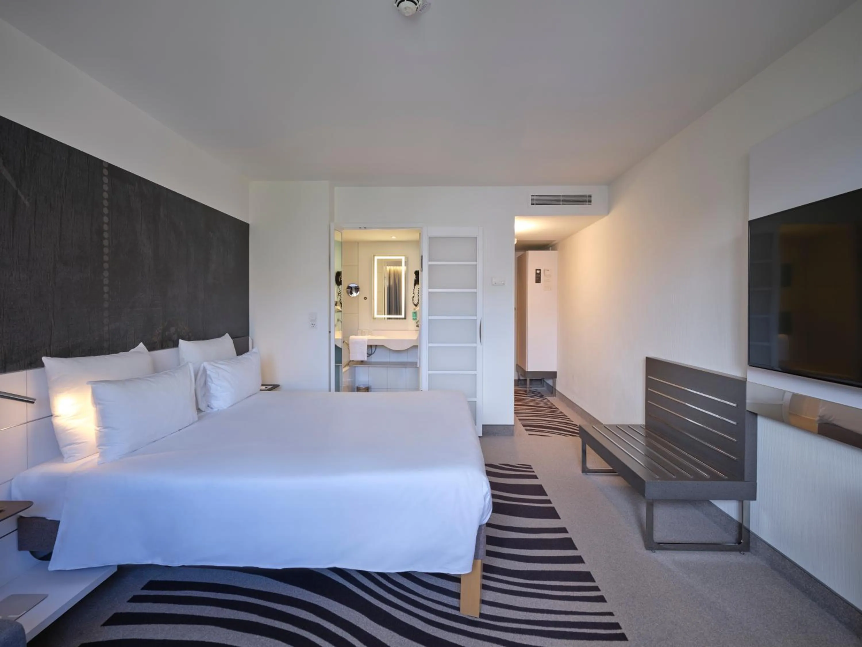 Photo of the whole room, Bed in Novotel München City