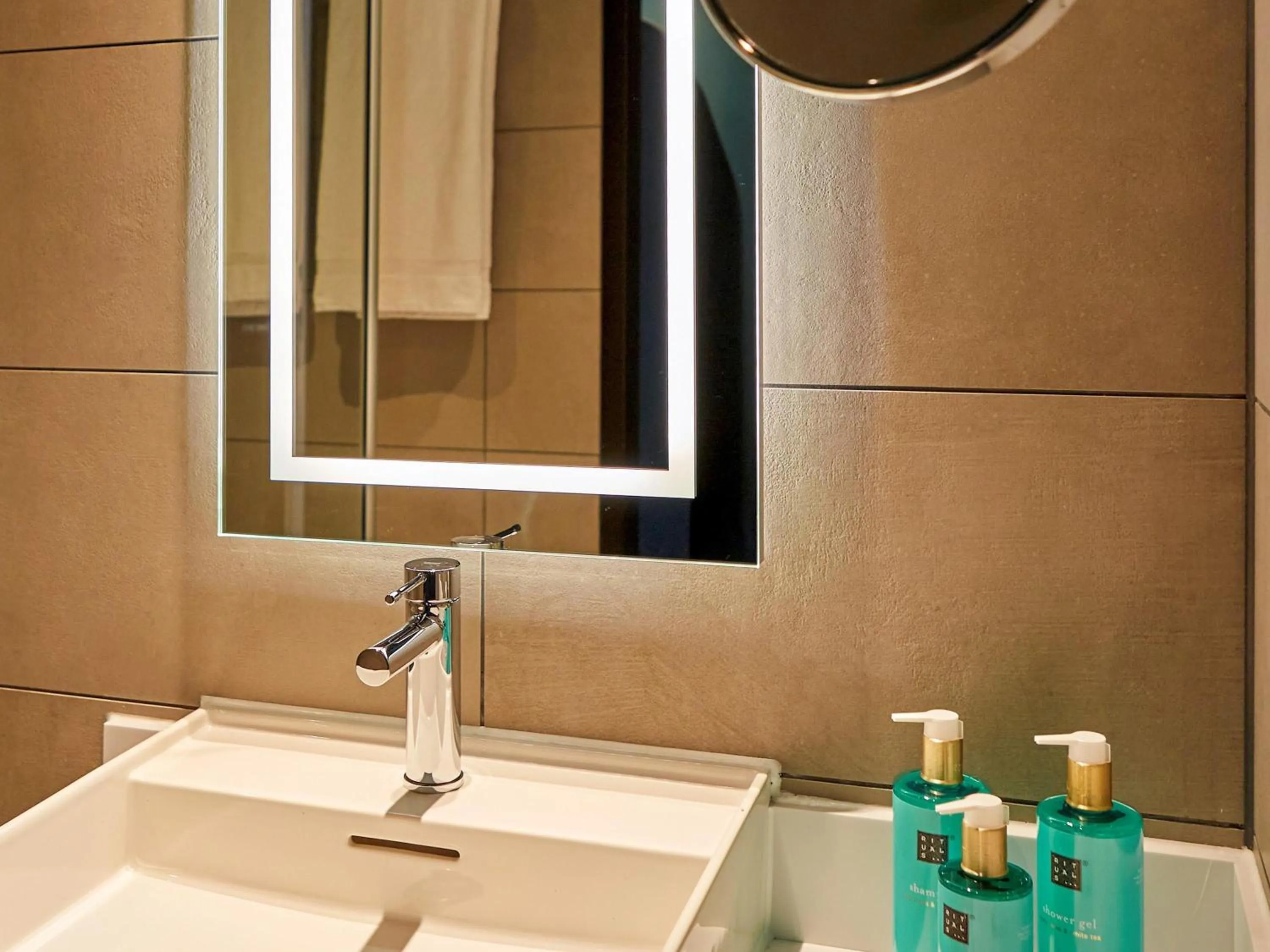 Bedroom in Novotel München City