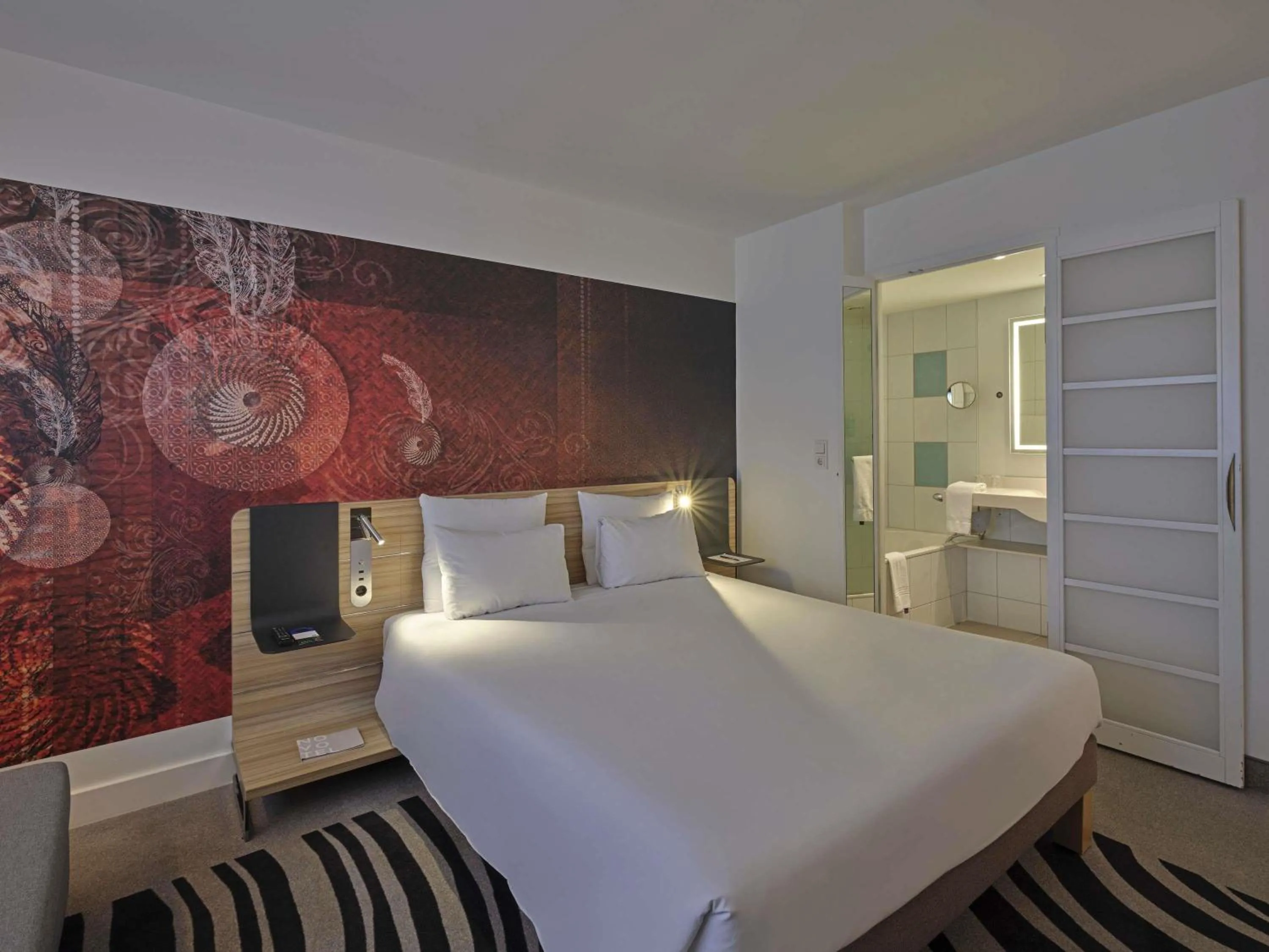 Bedroom, Bed in Novotel München City