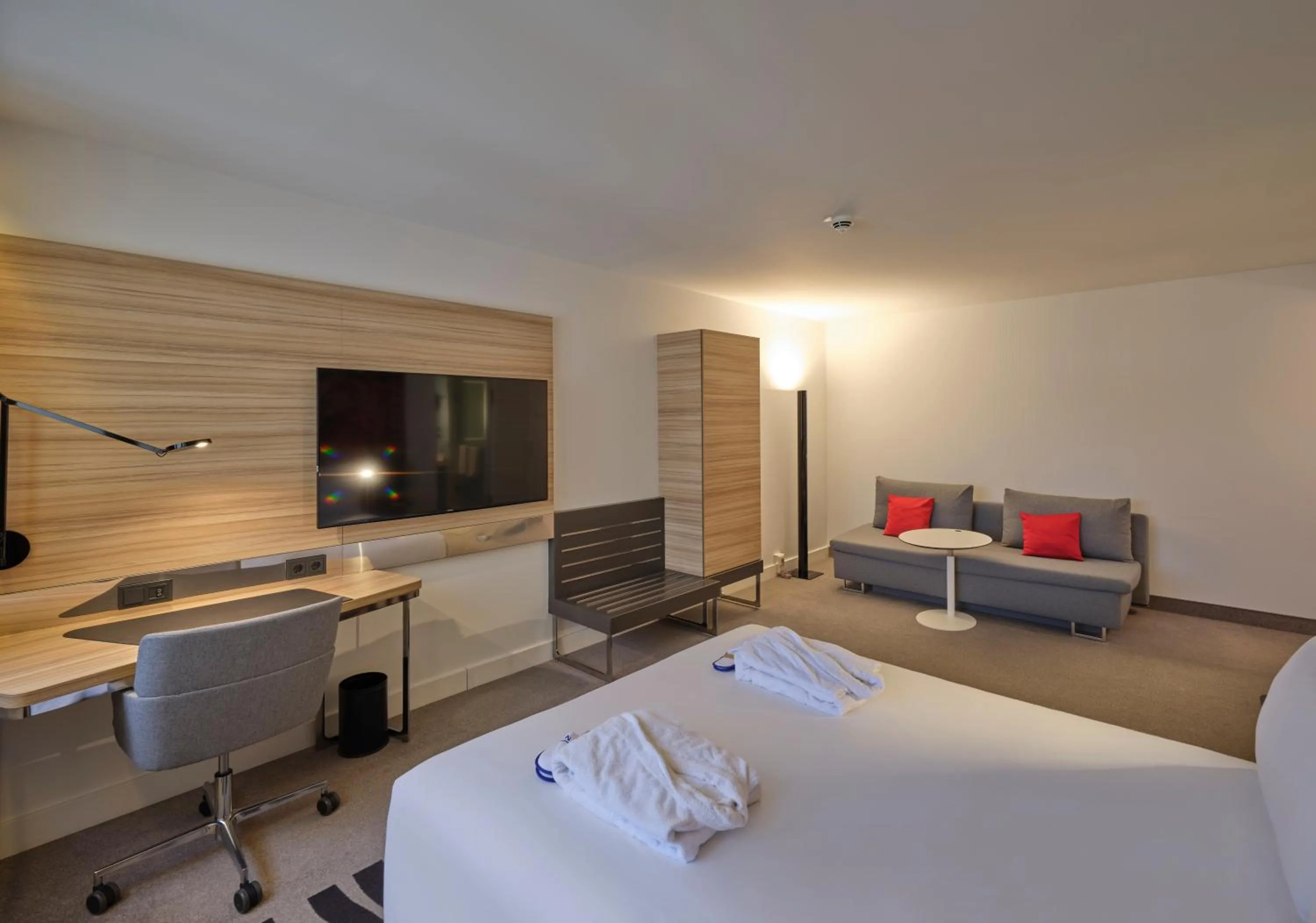 Living room, Bed in Novotel München City