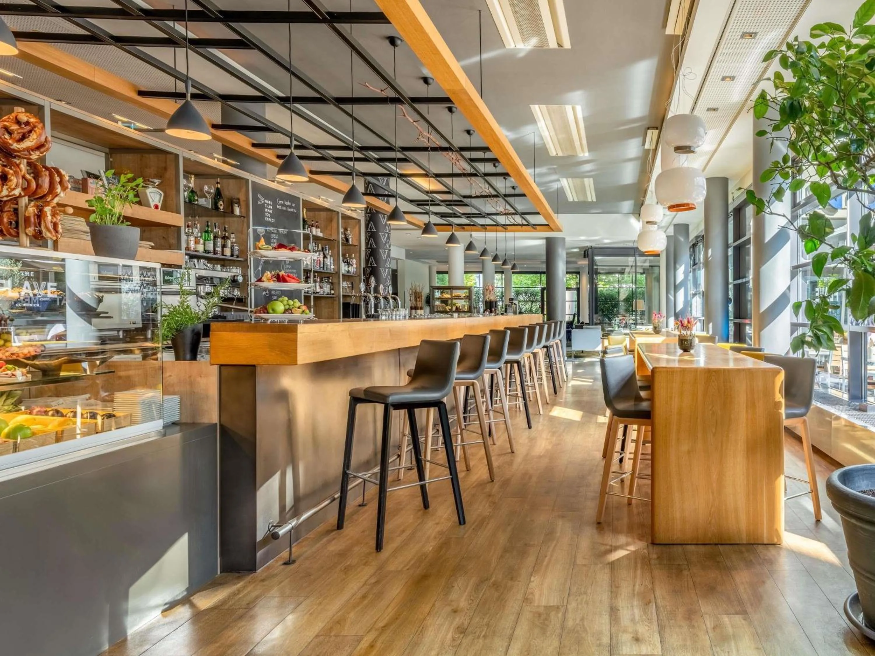 Lounge or bar in Novotel München City