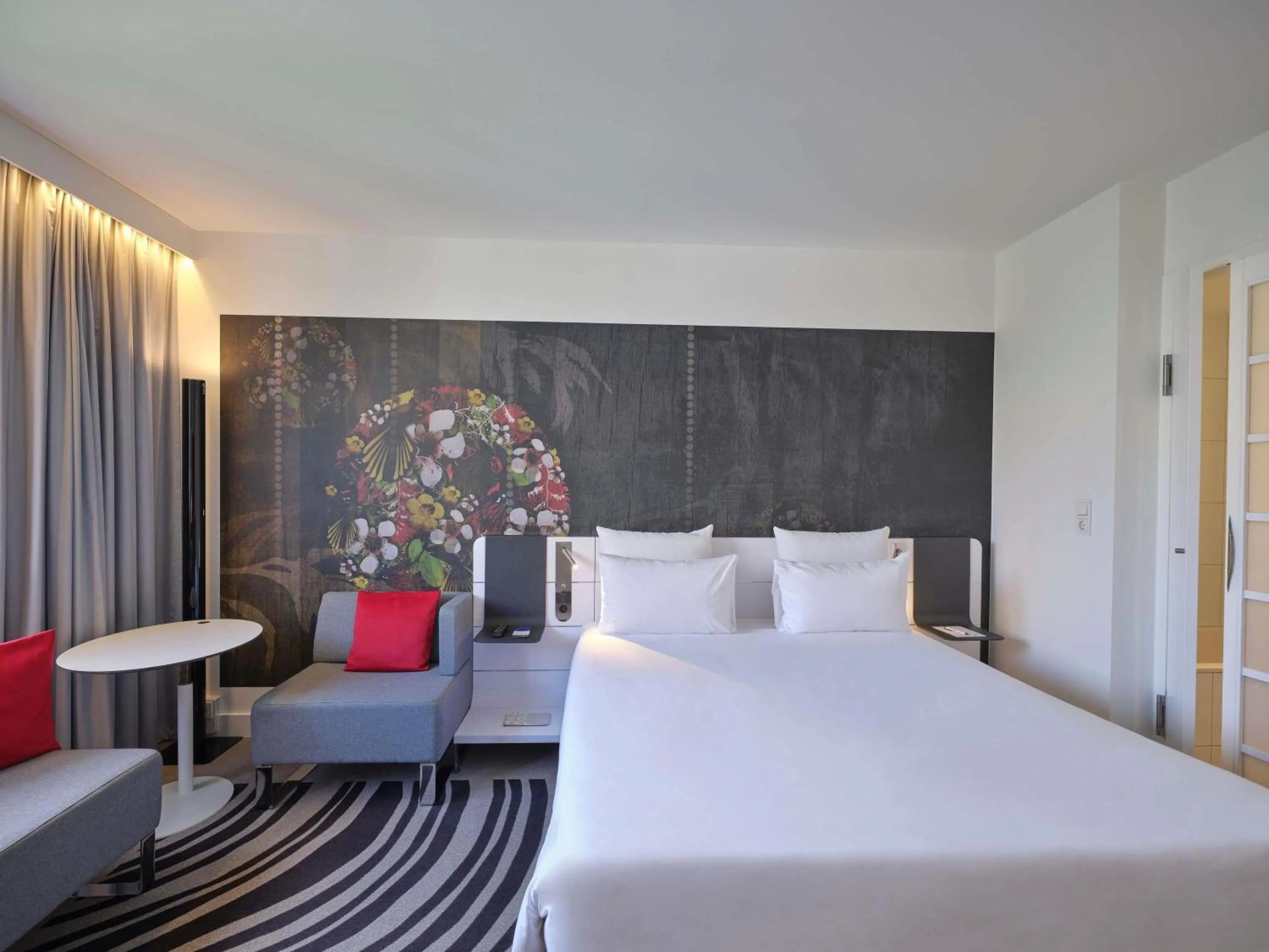 Bedroom, Bed in Novotel München City