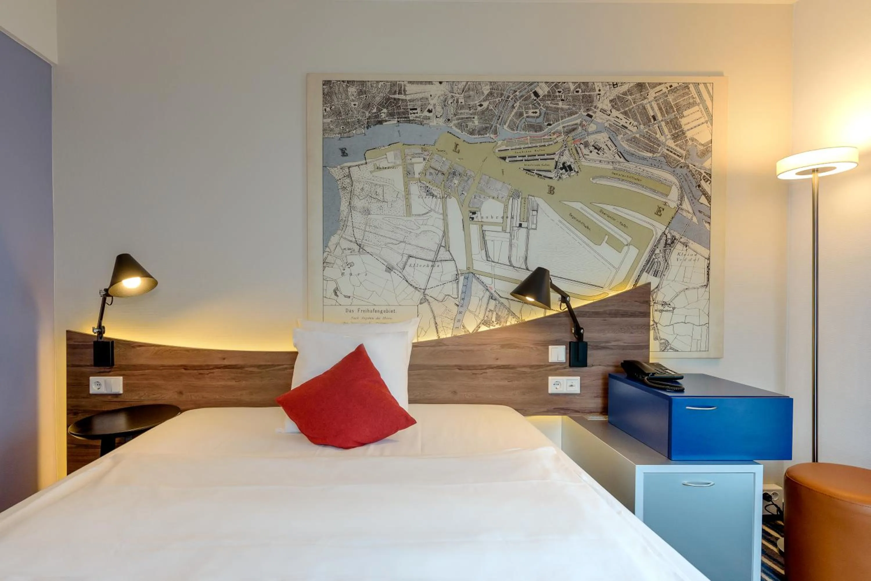 Photo of the whole room, Bed in Mercure Hotel Hamburg Mitte