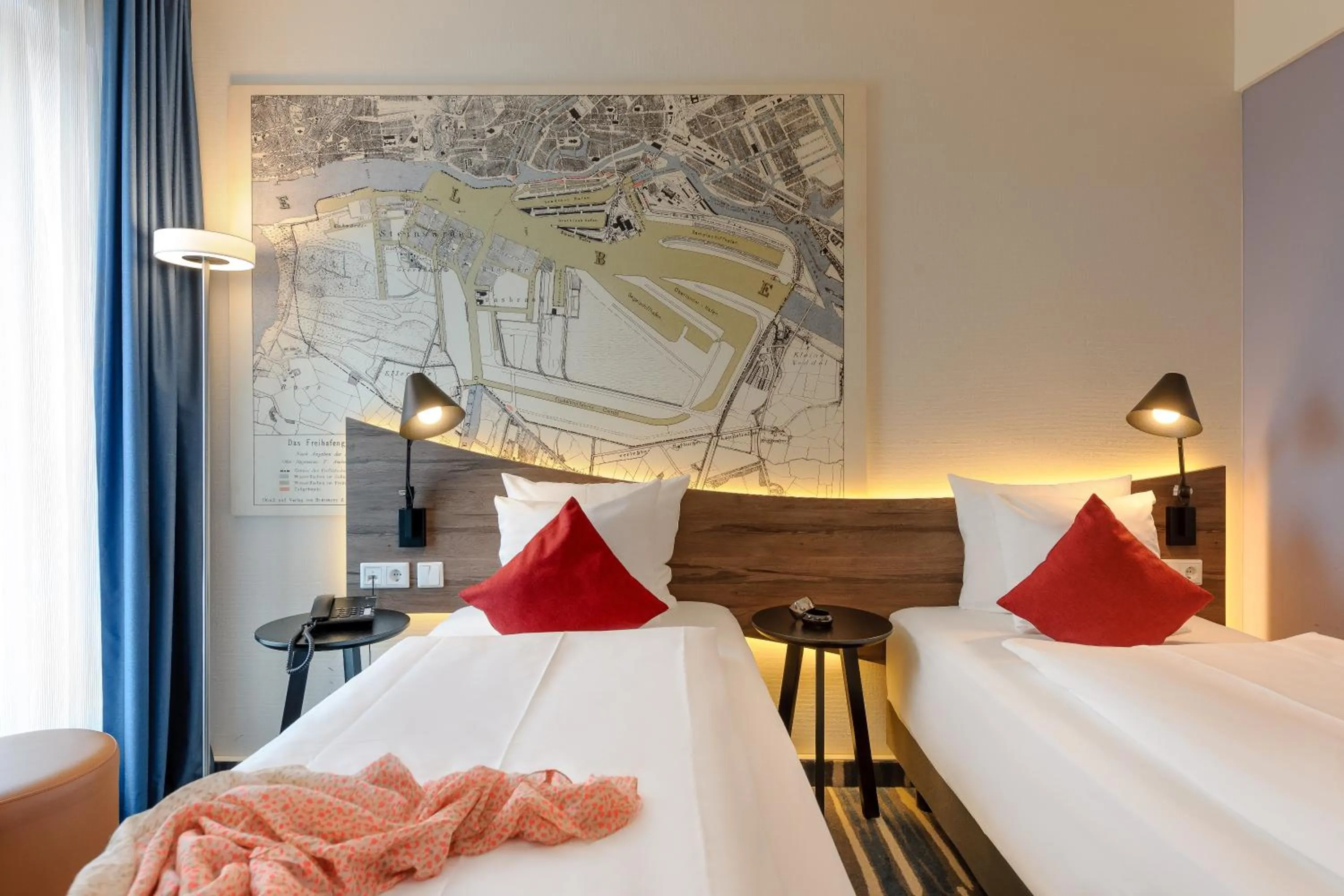 Photo of the whole room, Bed in Mercure Hotel Hamburg Mitte