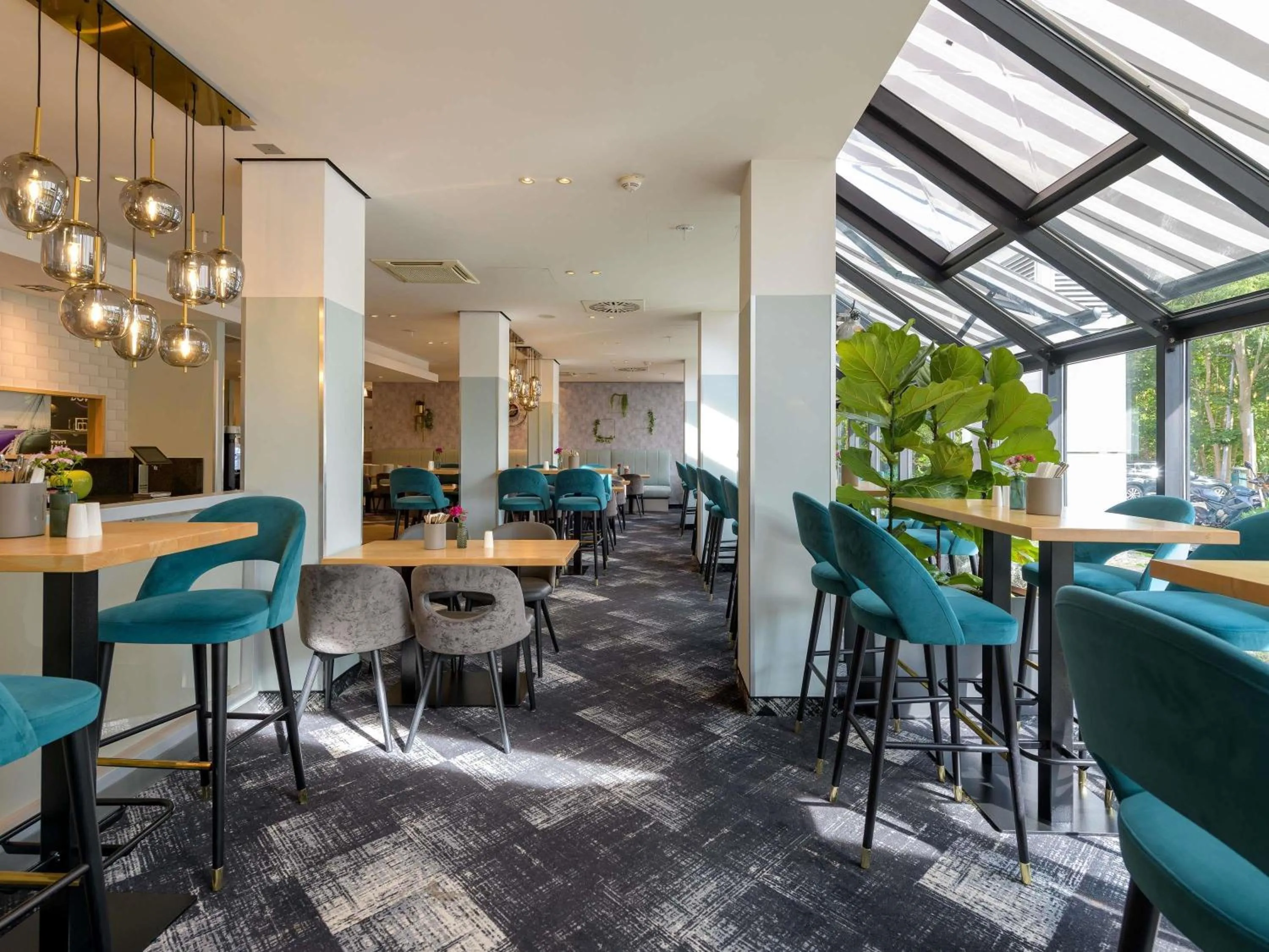 Restaurant/places to eat in Mercure Hotel Köln West