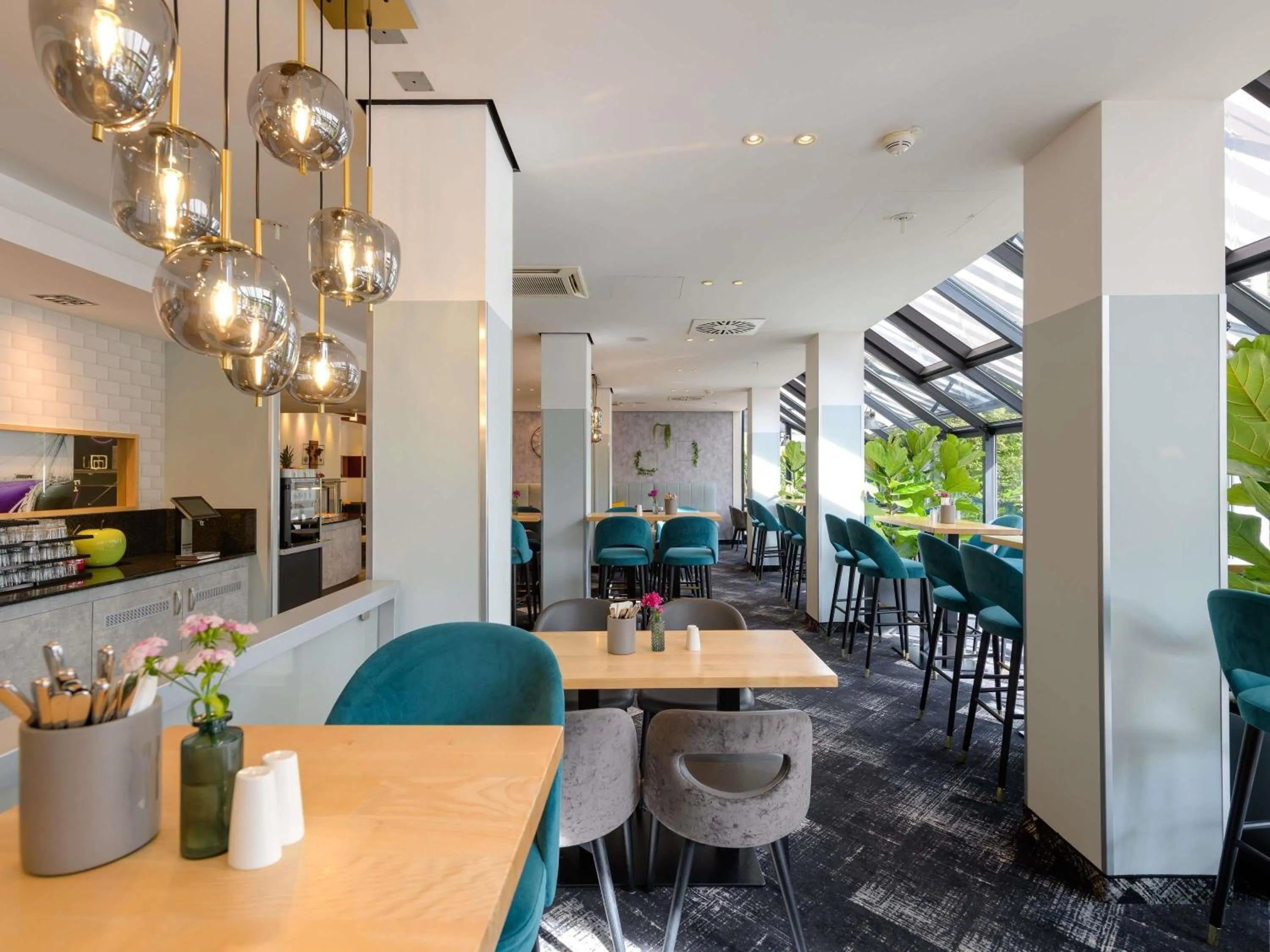 Restaurant/places to eat in Mercure Hotel Köln West