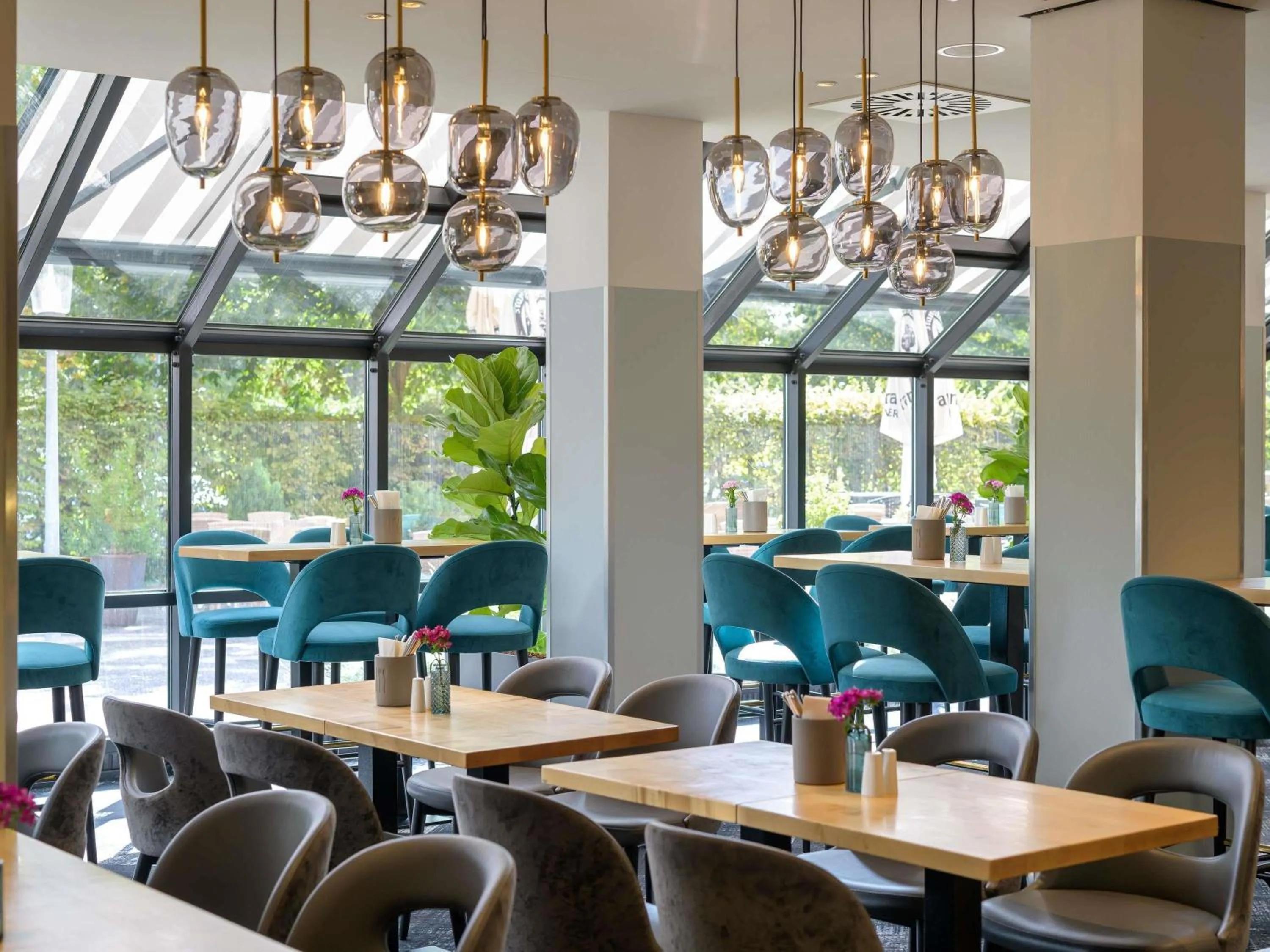 Restaurant/places to eat in Mercure Hotel Köln West