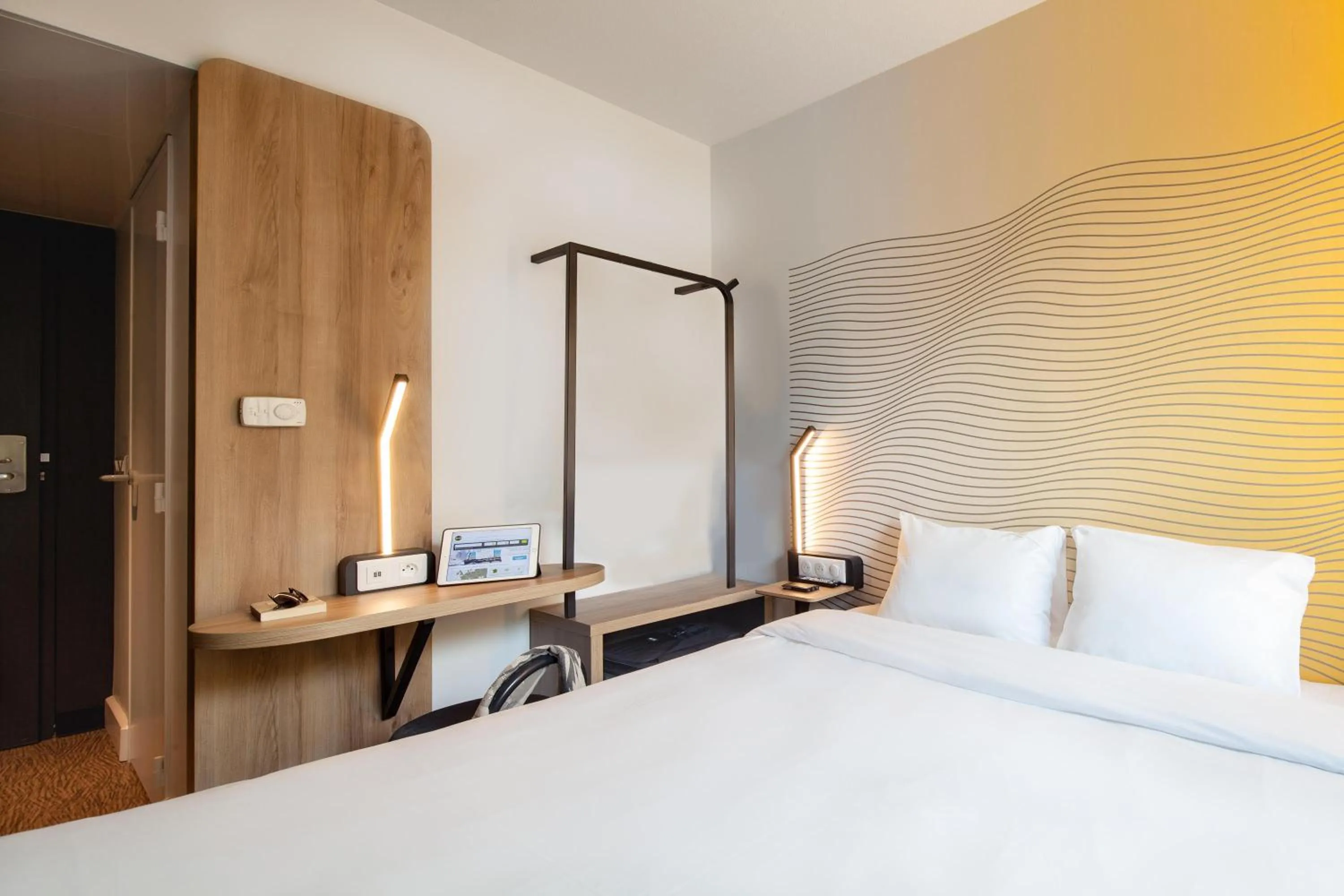 Bedroom, Bed in B&B HOTEL Paris Meudon Vélizy