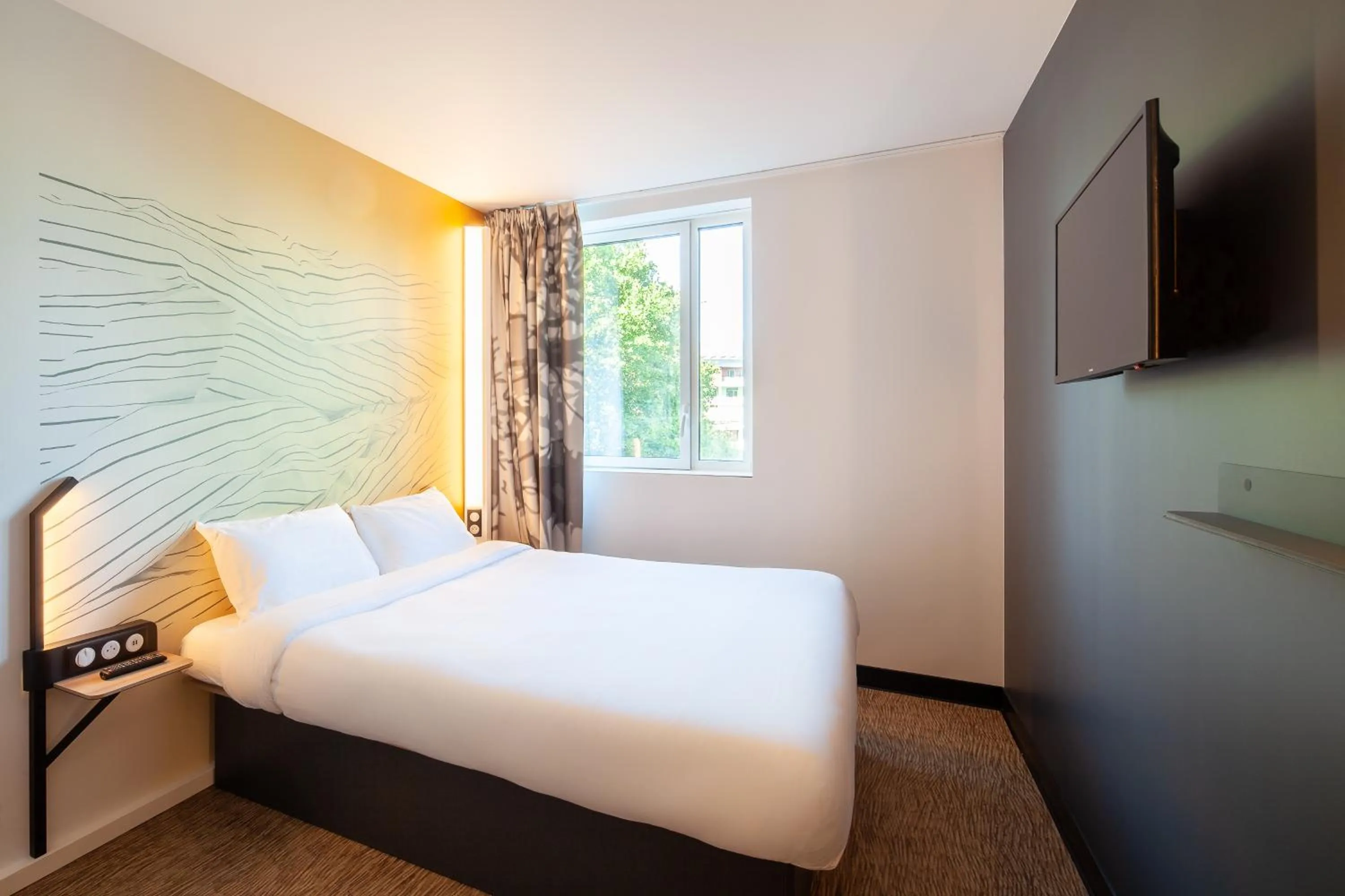 Bedroom, Bed in B&B HOTEL Saint-Denis Porte de Paris