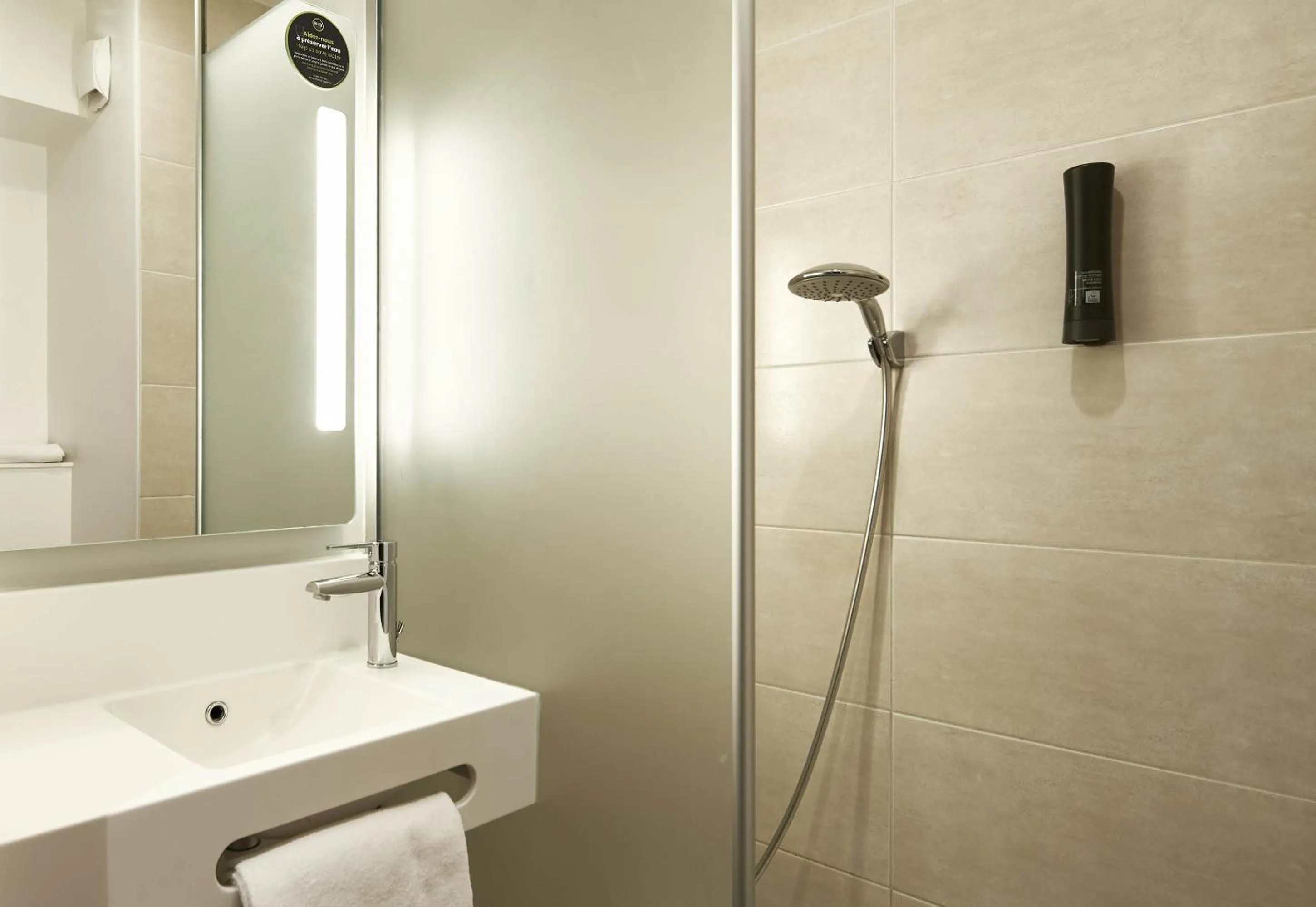 Bathroom in B&B HOTEL Saint-Denis Porte de Paris