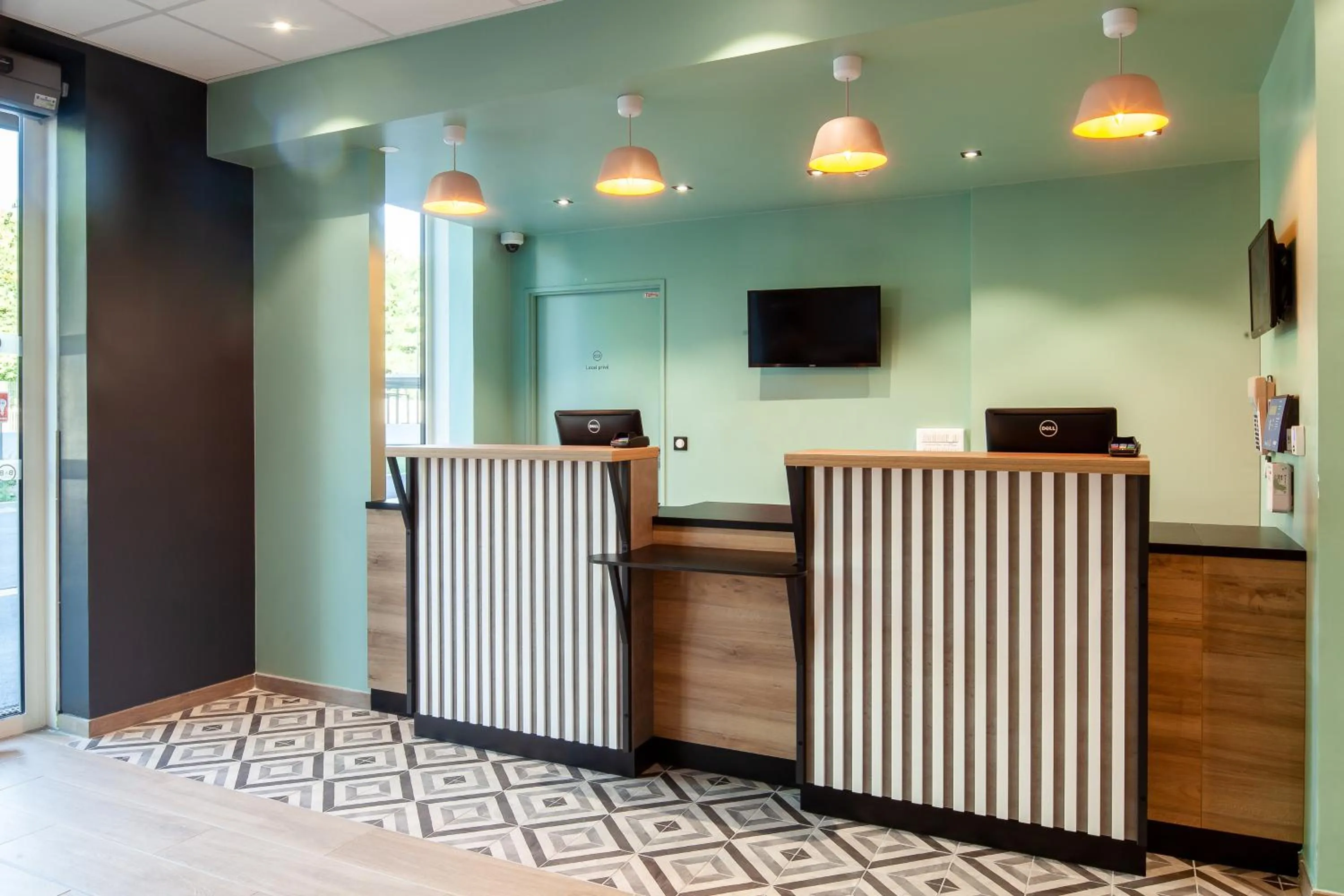 Lobby or reception in B&B HOTEL Saint-Denis Porte de Paris