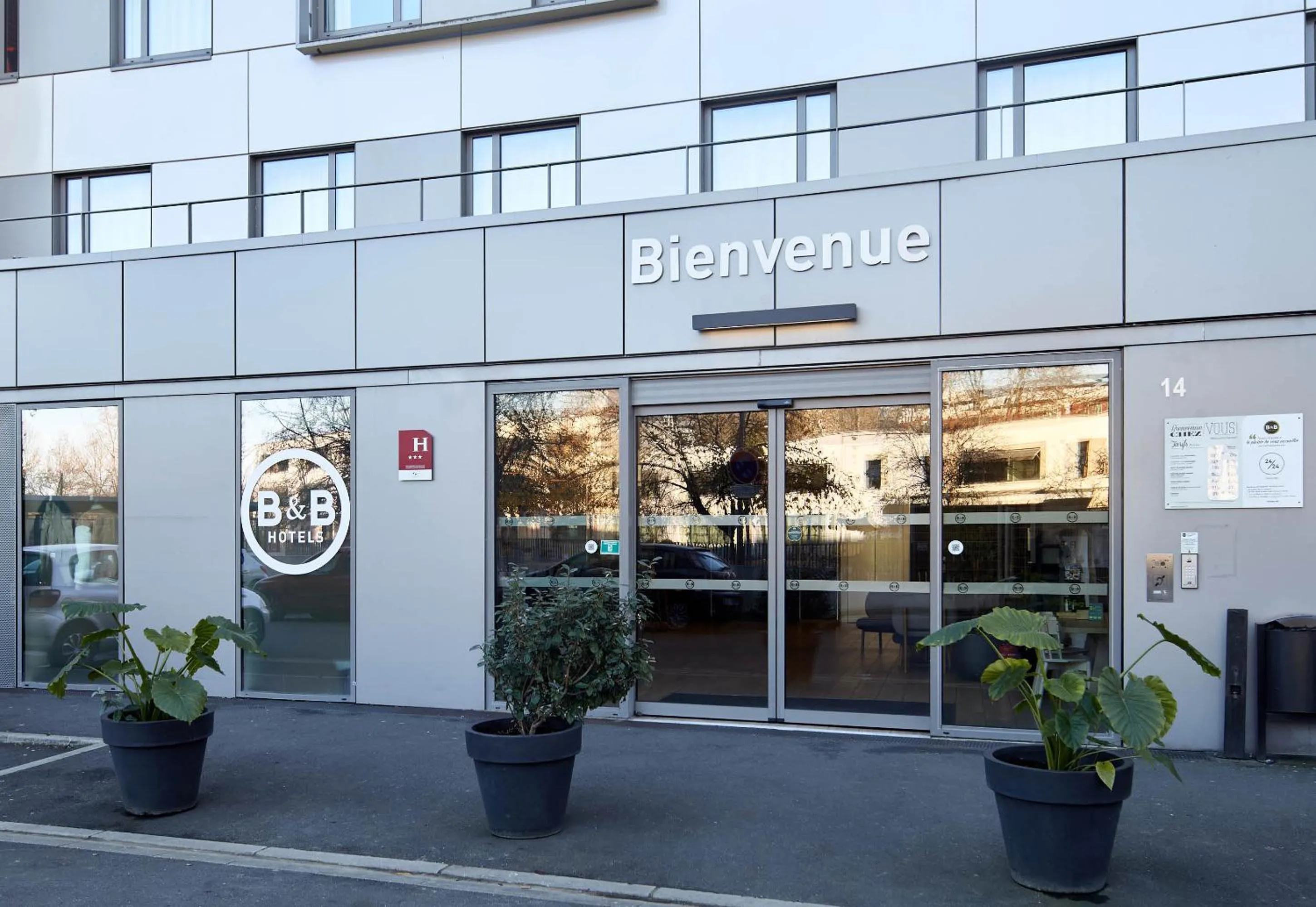 Facade/entrance in B&B HOTEL Saint-Denis Porte de Paris