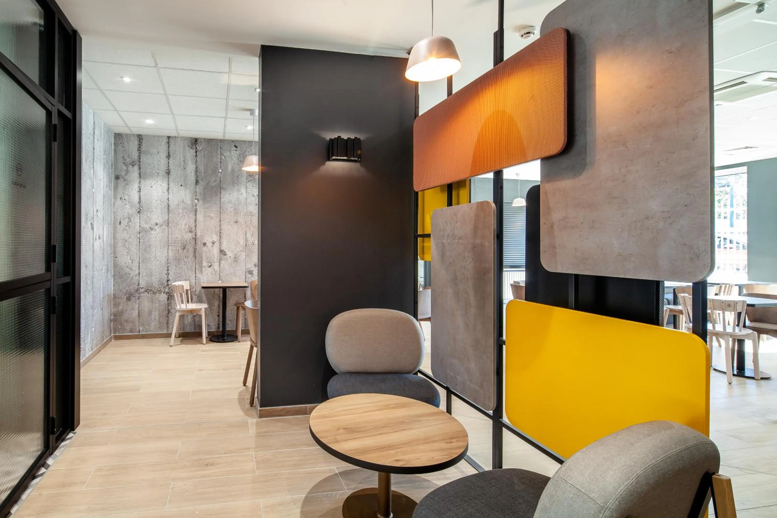 Communal lounge/ TV room in B&B HOTEL Saint-Denis Porte de Paris