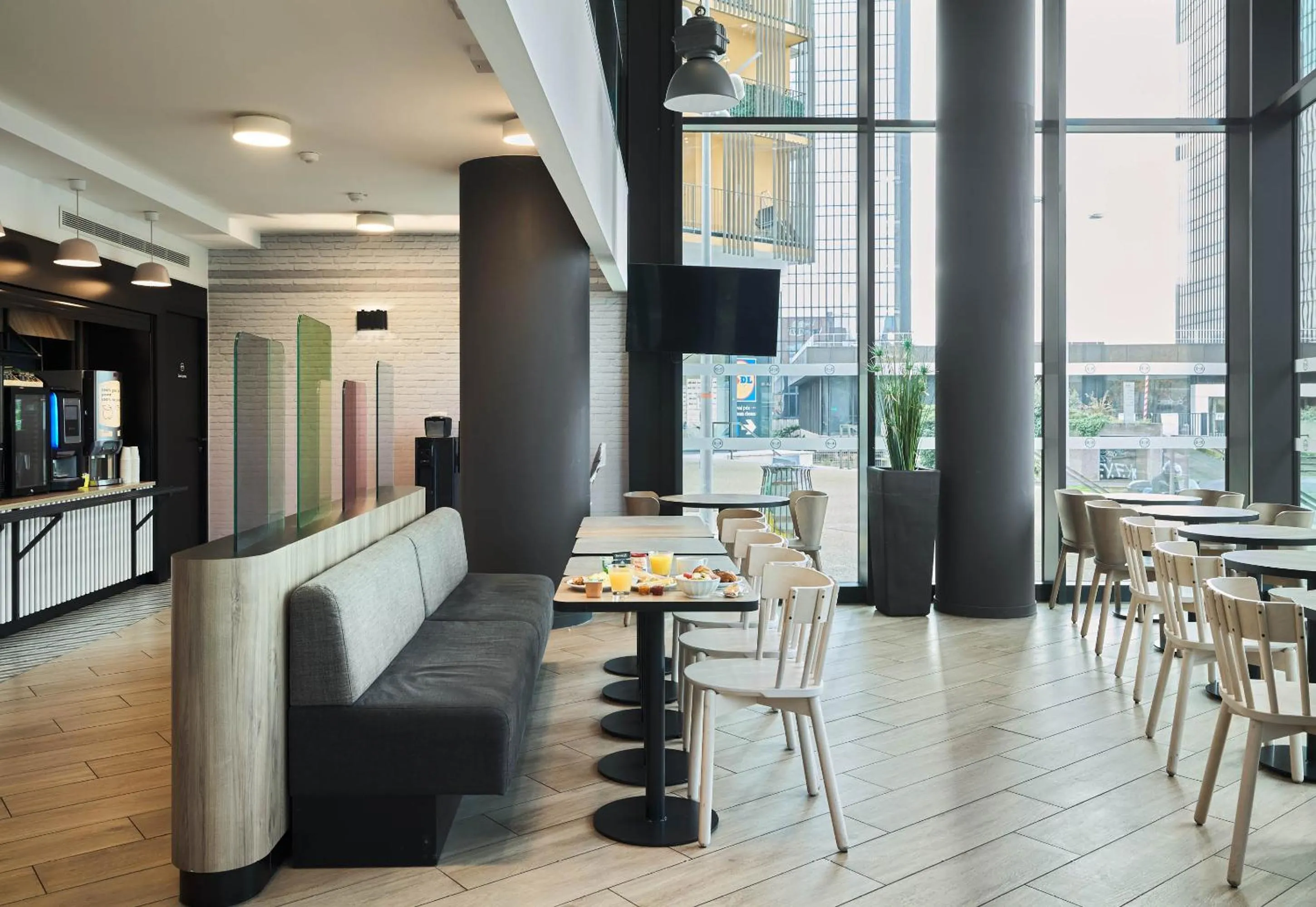 Restaurant/places to eat in B&B HOTEL Paris Porte de Bagnolet