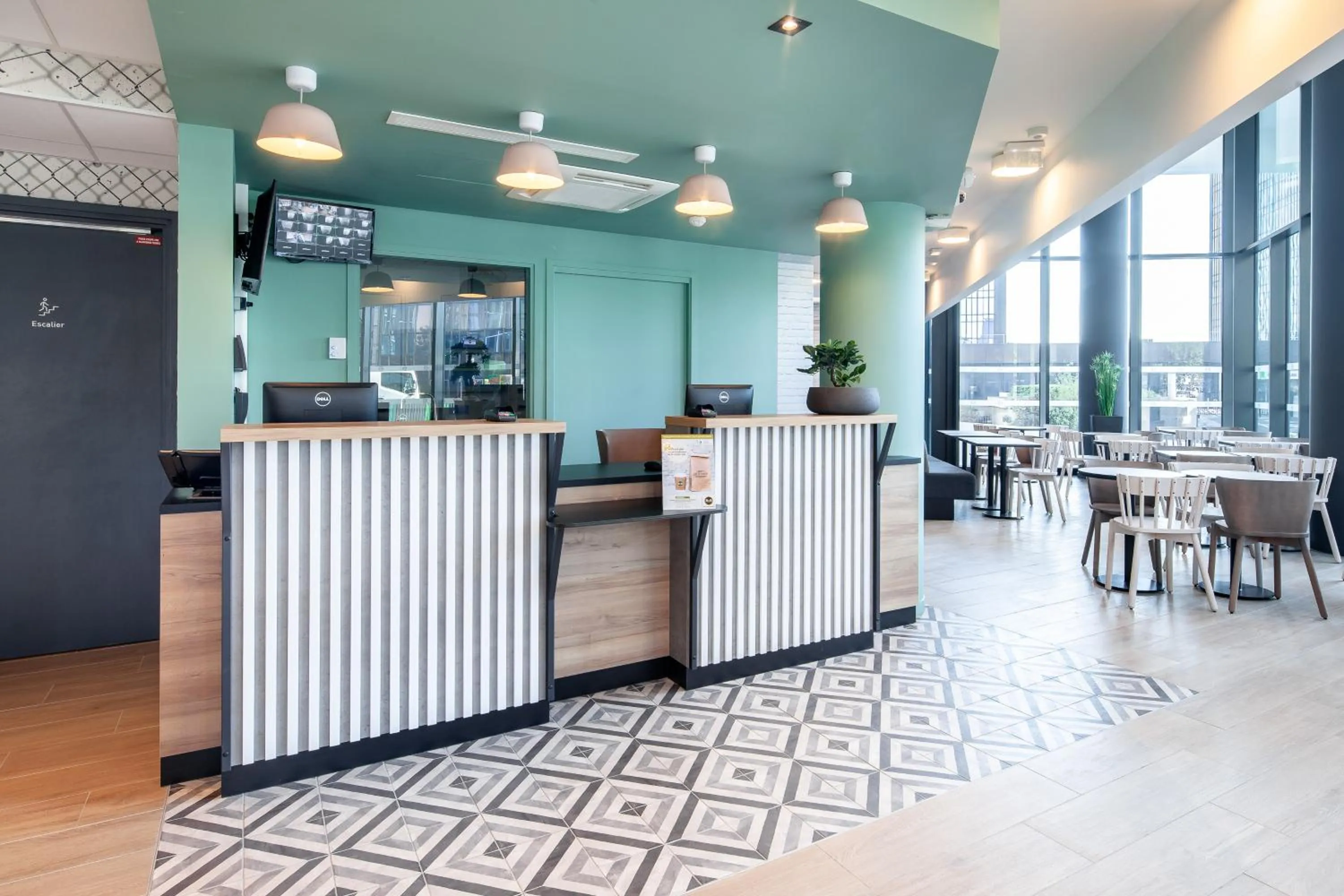 Lobby or reception in B&B HOTEL Paris Porte de Bagnolet