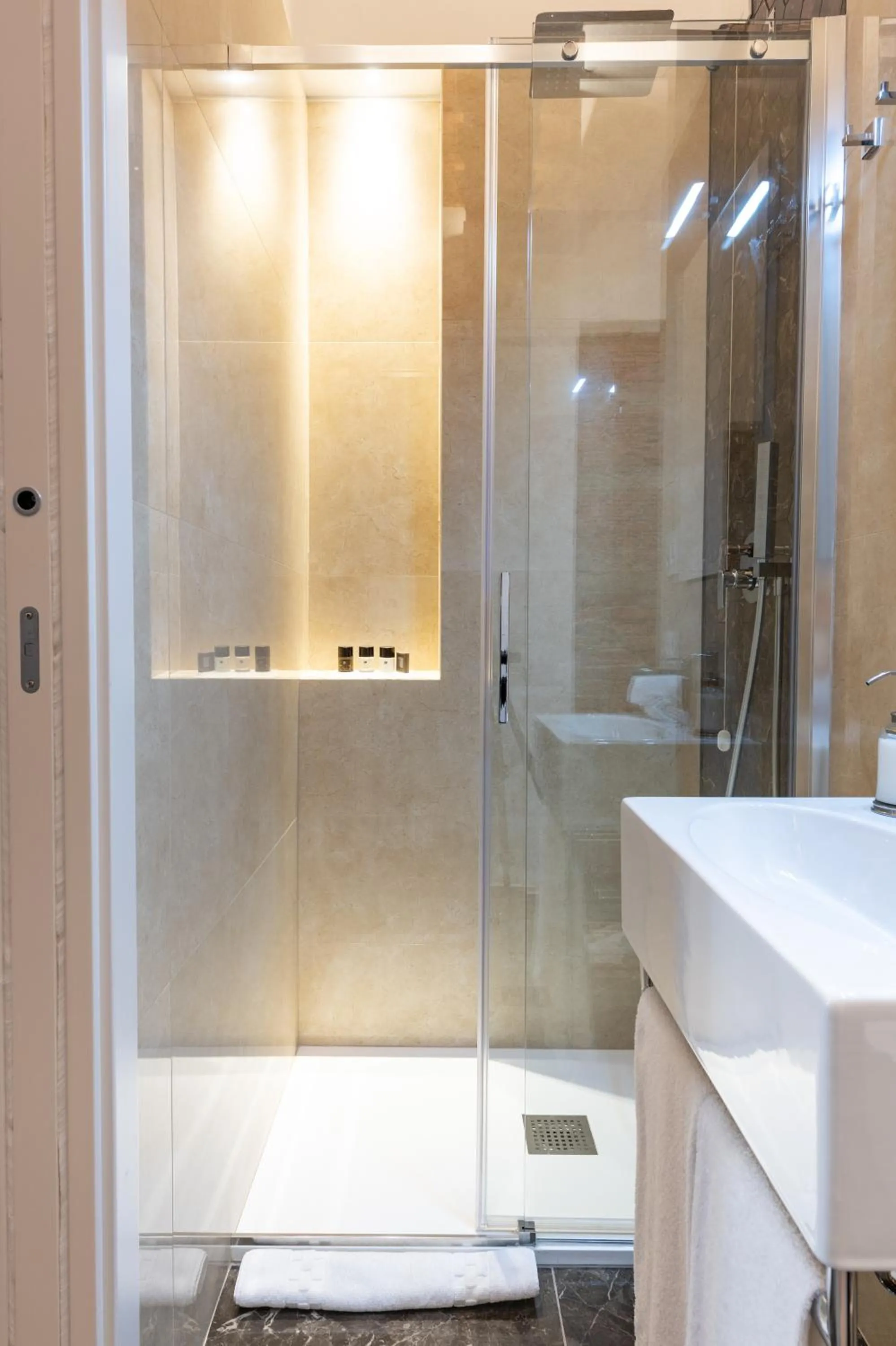 Shower in Kairos by Florence Art Apartments
