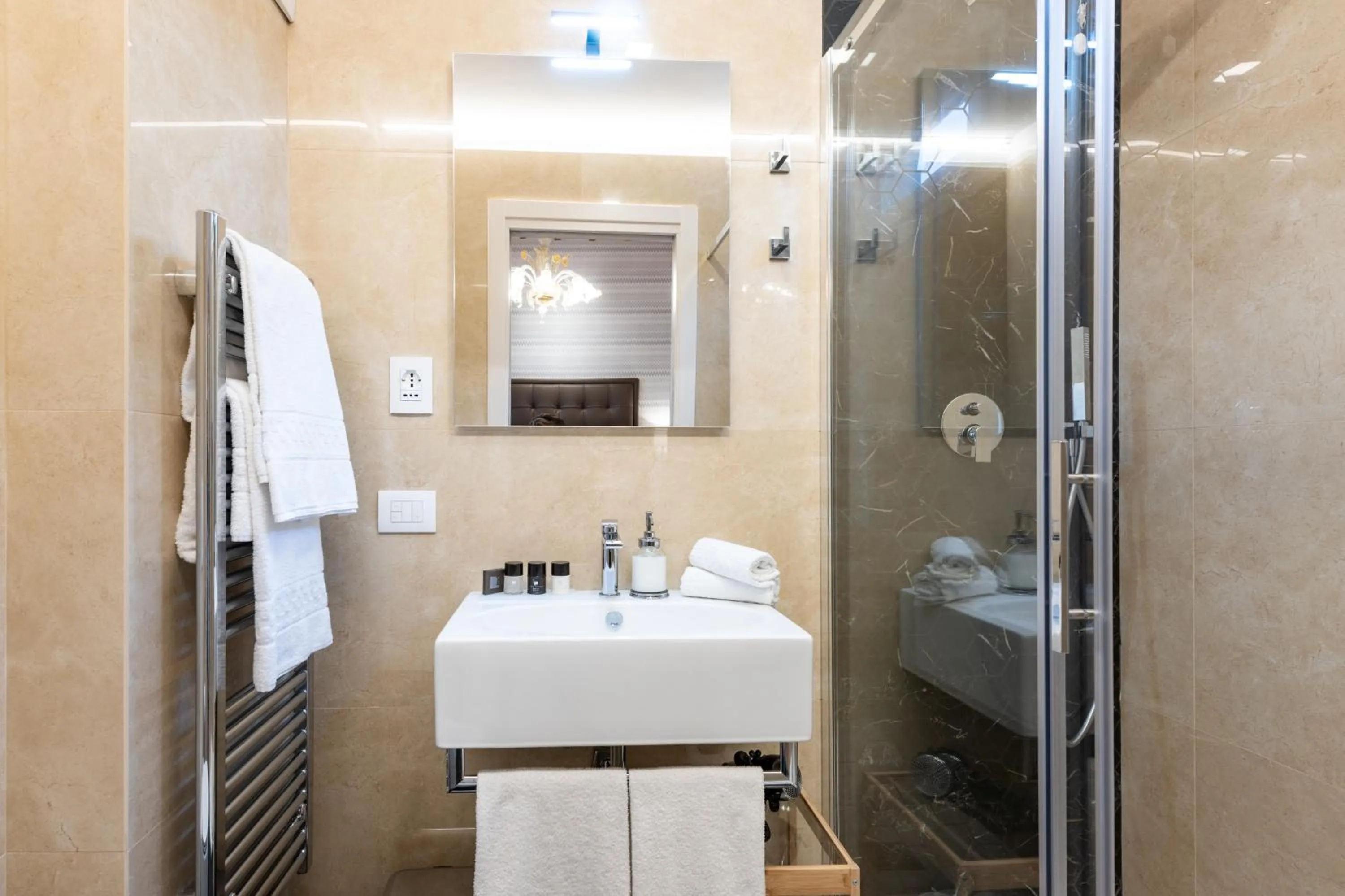 Shower in Kairos by Florence Art Apartments