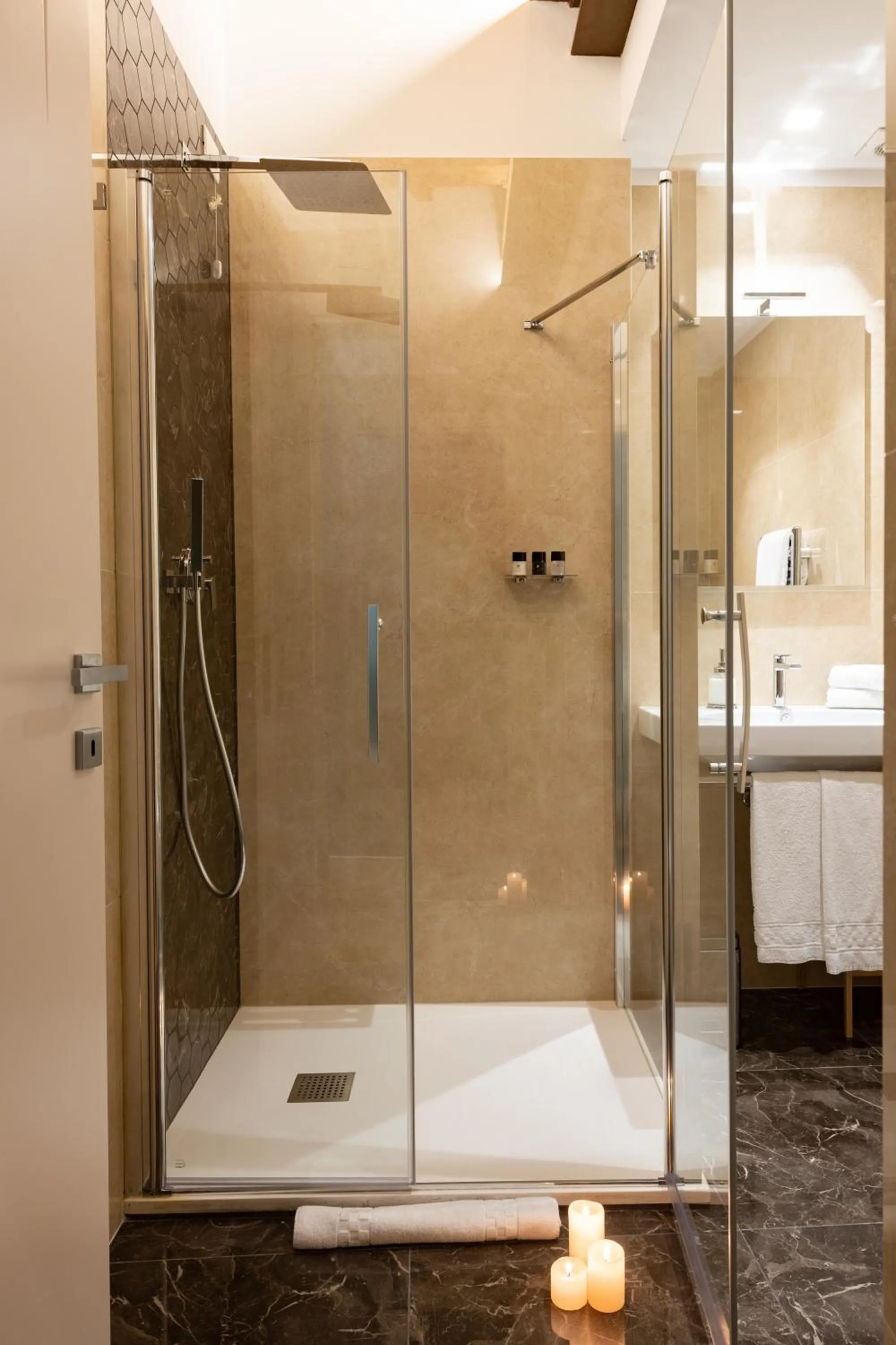 Shower in Kairos by Florence Art Apartments