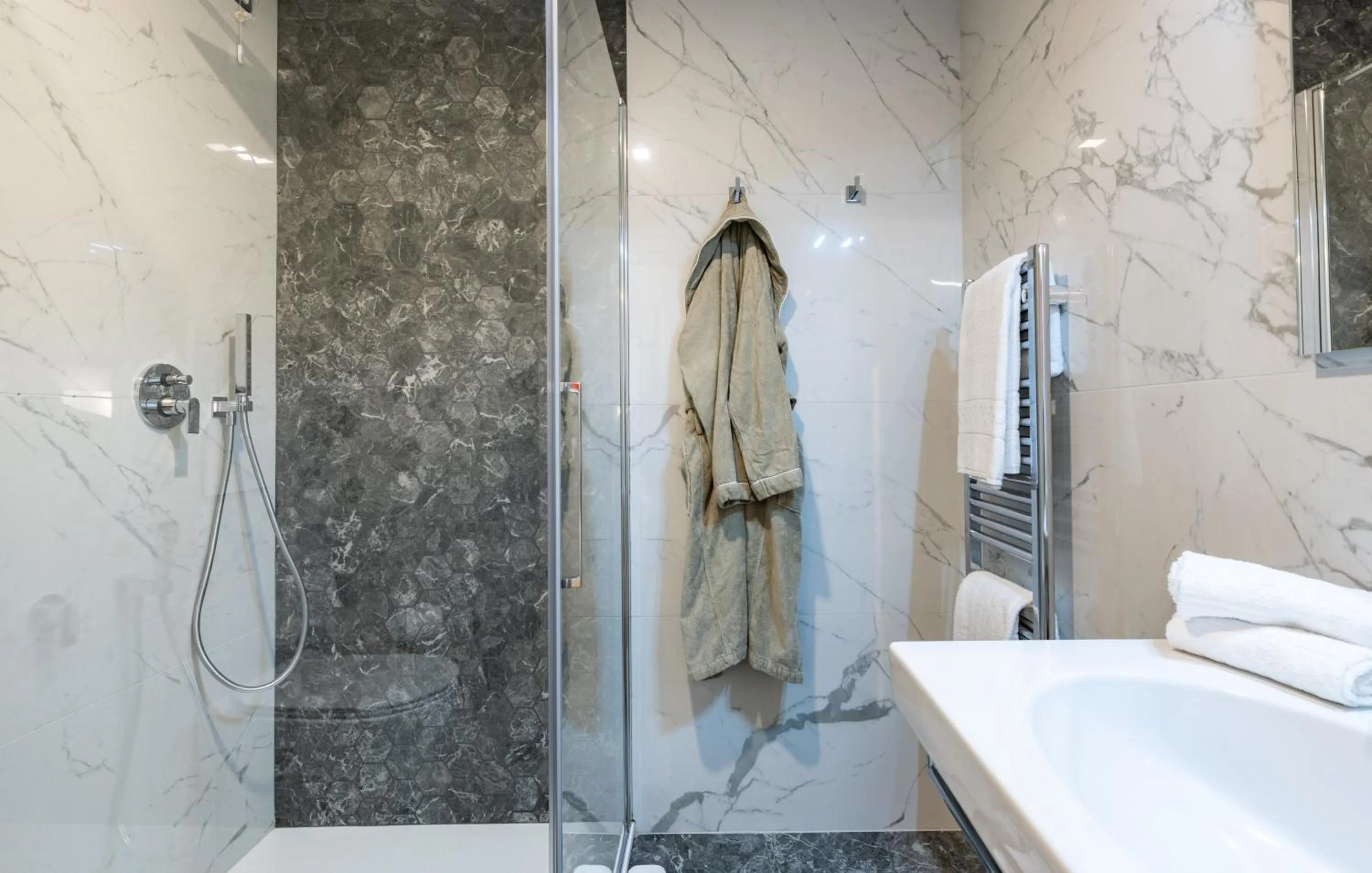 Shower in Kairos by Florence Art Apartments