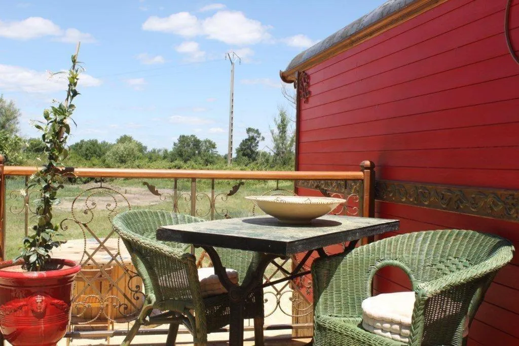 Balcony/Terrace in La roulotte "Les Saintes"
