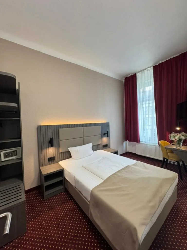 Bed in Hotel Lumen am Hauptbahnhof