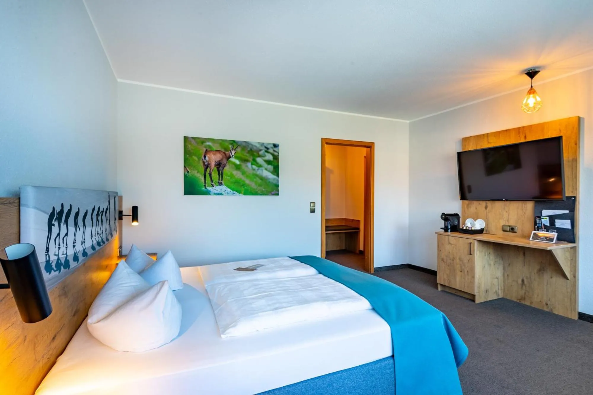 Coffee/tea facilities, Bed in Das Wiesgauer - Alpenhotel Inzell