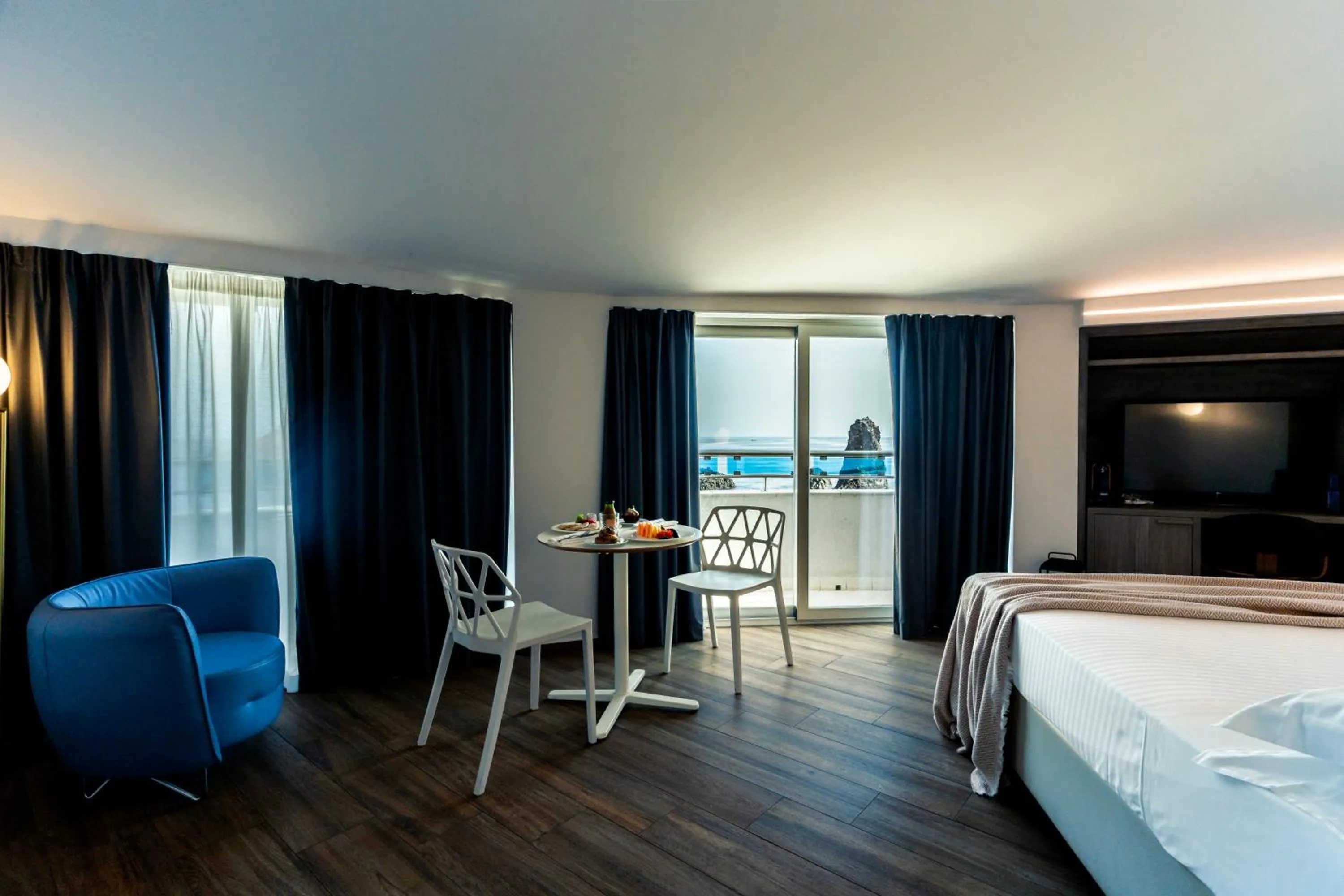 View (from property/room), Bed in Grand Hotel Faraglioni