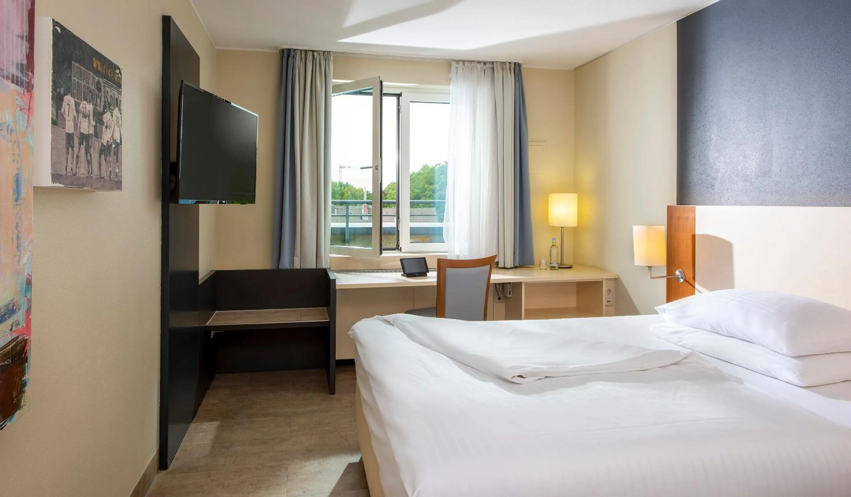 Photo of the whole room, Bed in Essential by Dorint Köln-Junkersdorf