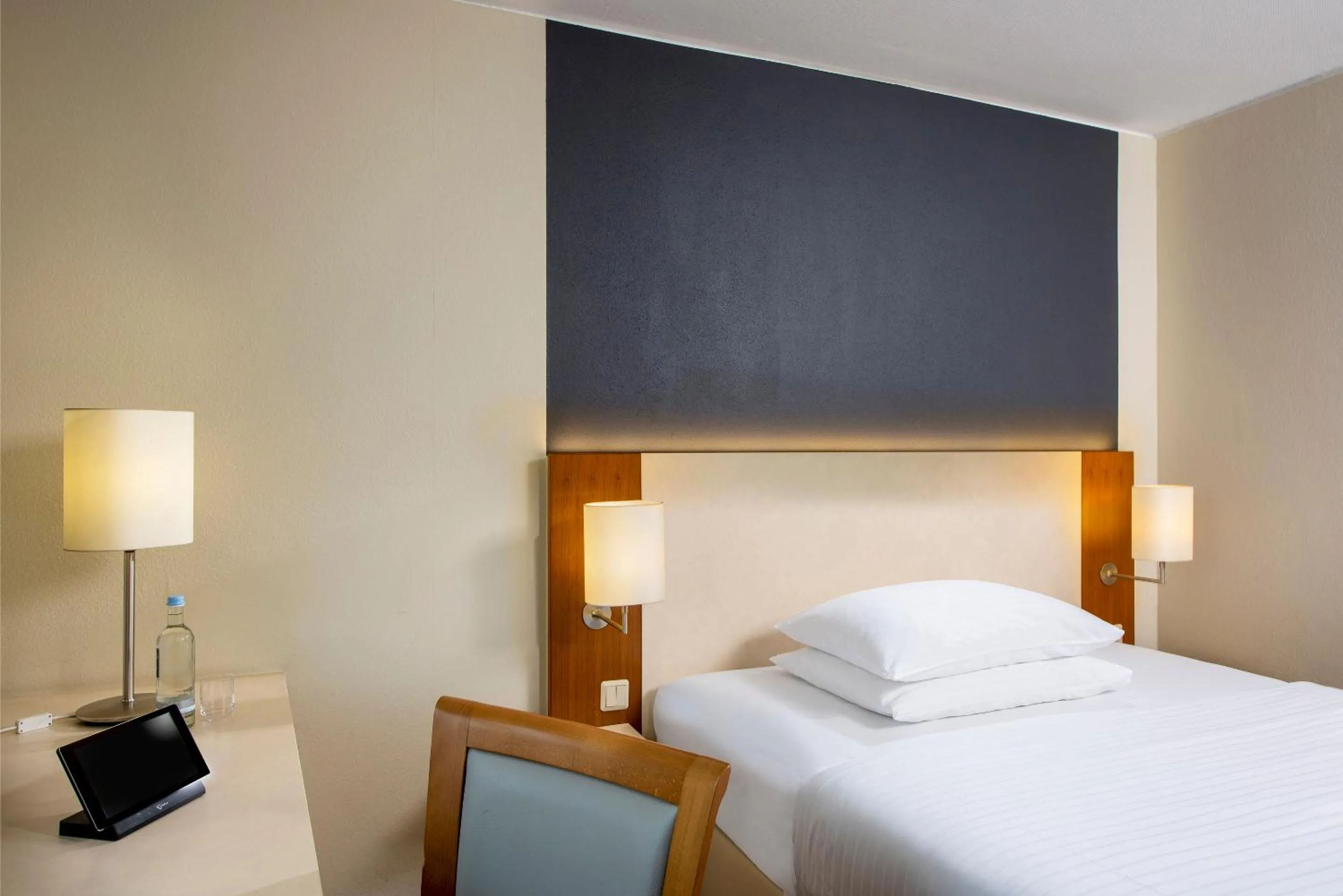 Photo of the whole room, Bed in Essential by Dorint Köln-Junkersdorf