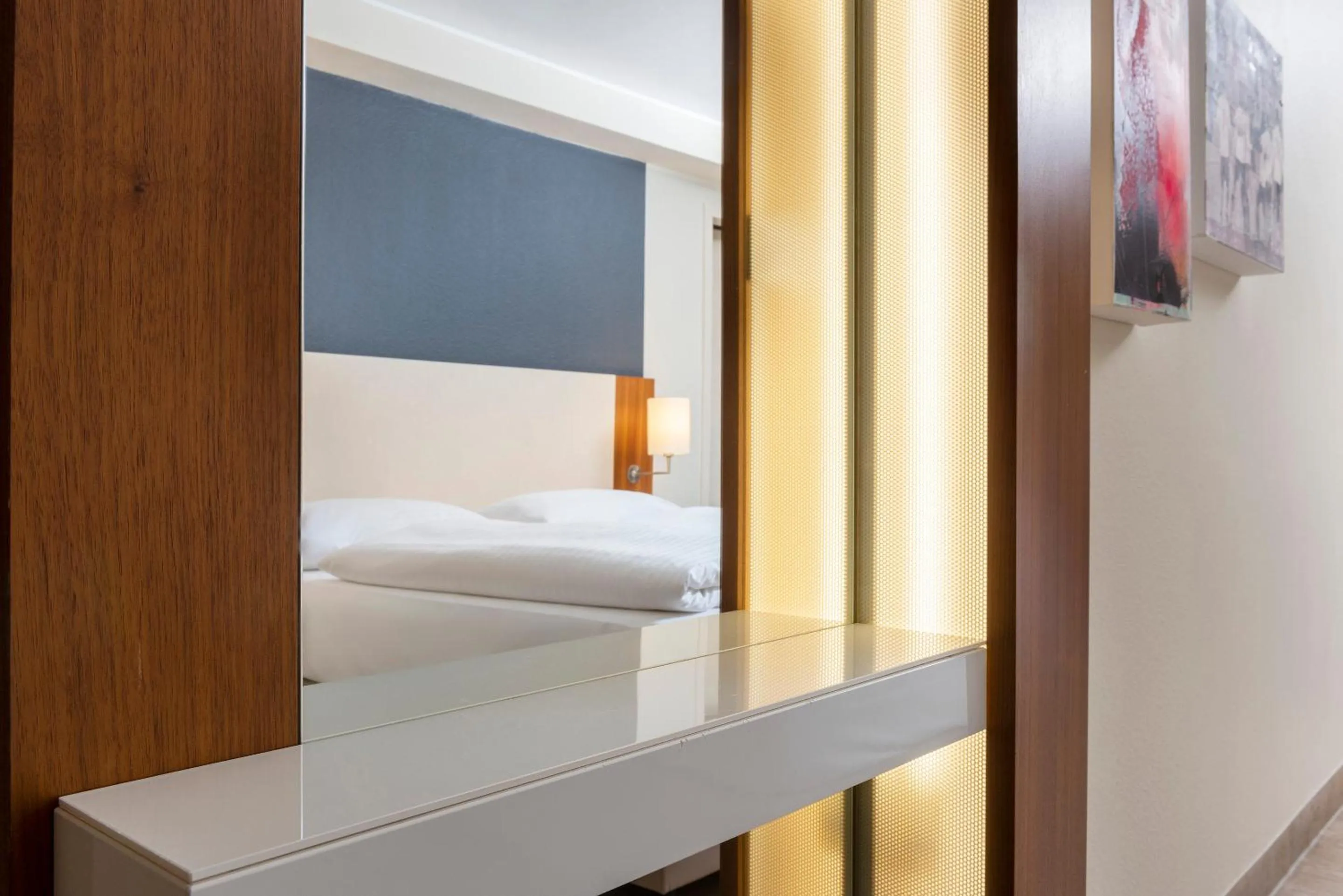 Photo of the whole room, Bed in Essential by Dorint Köln-Junkersdorf