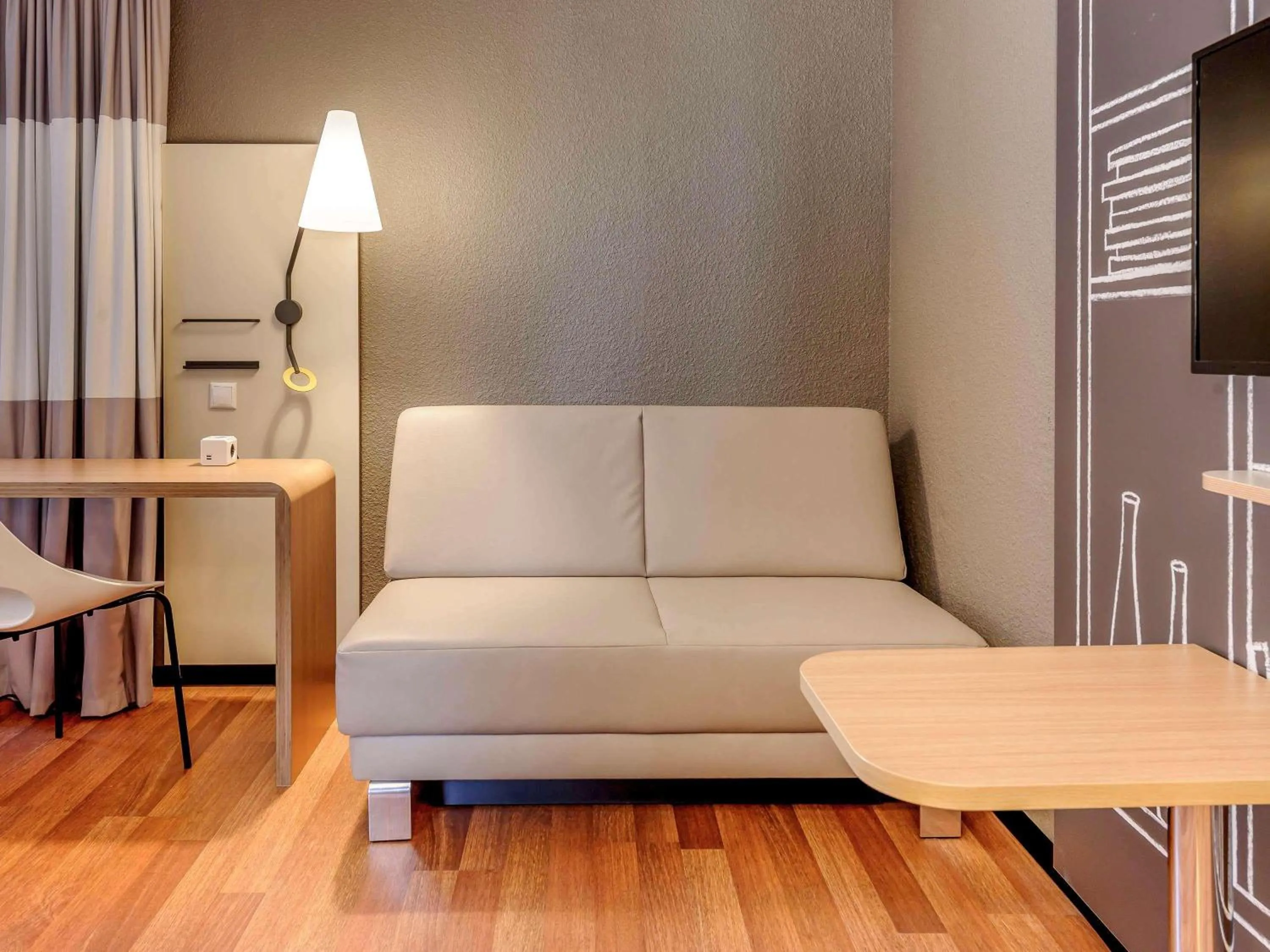 Bedroom in ibis Berlin Mitte