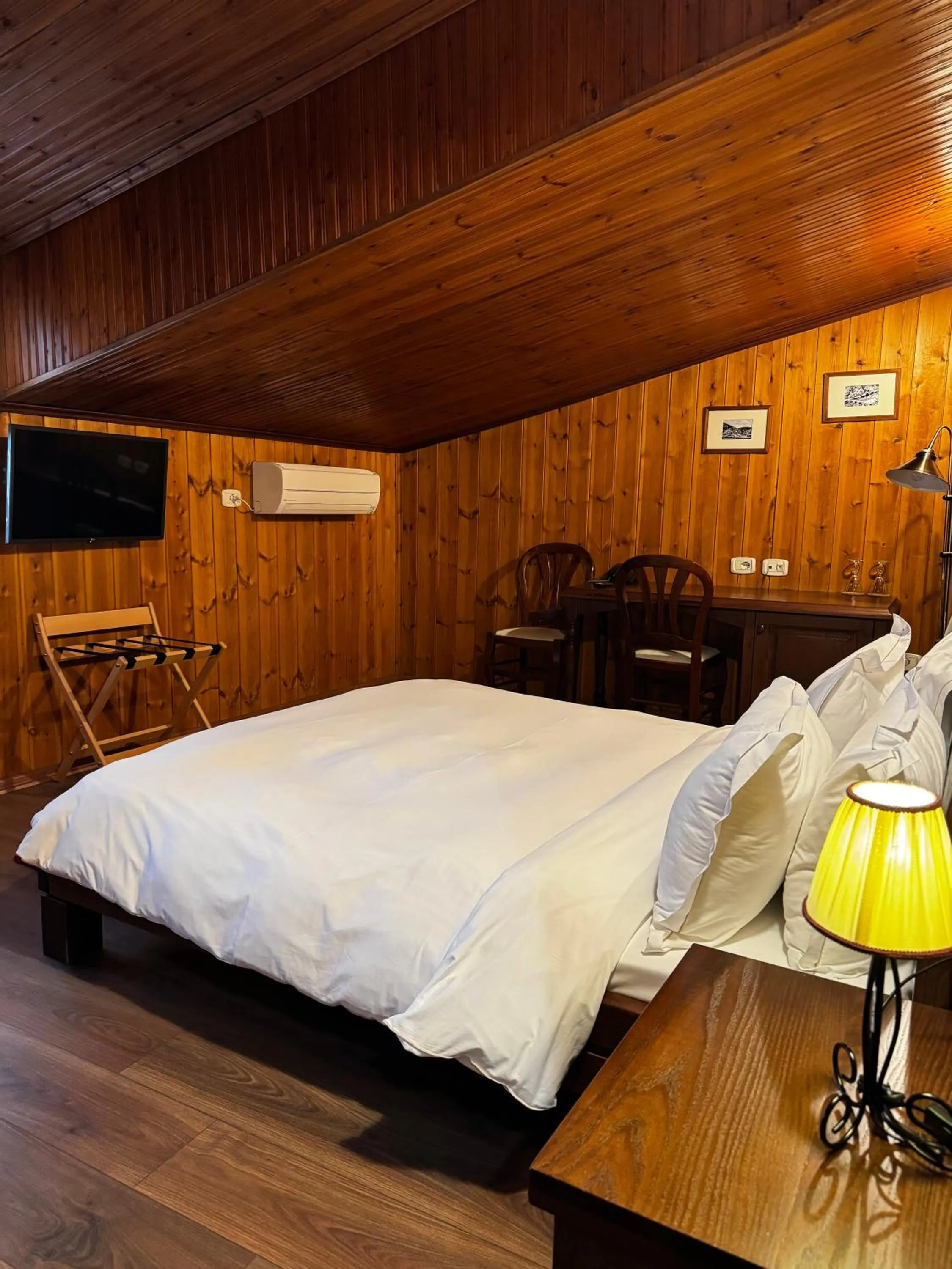 Bed in Hotel Mangalemi