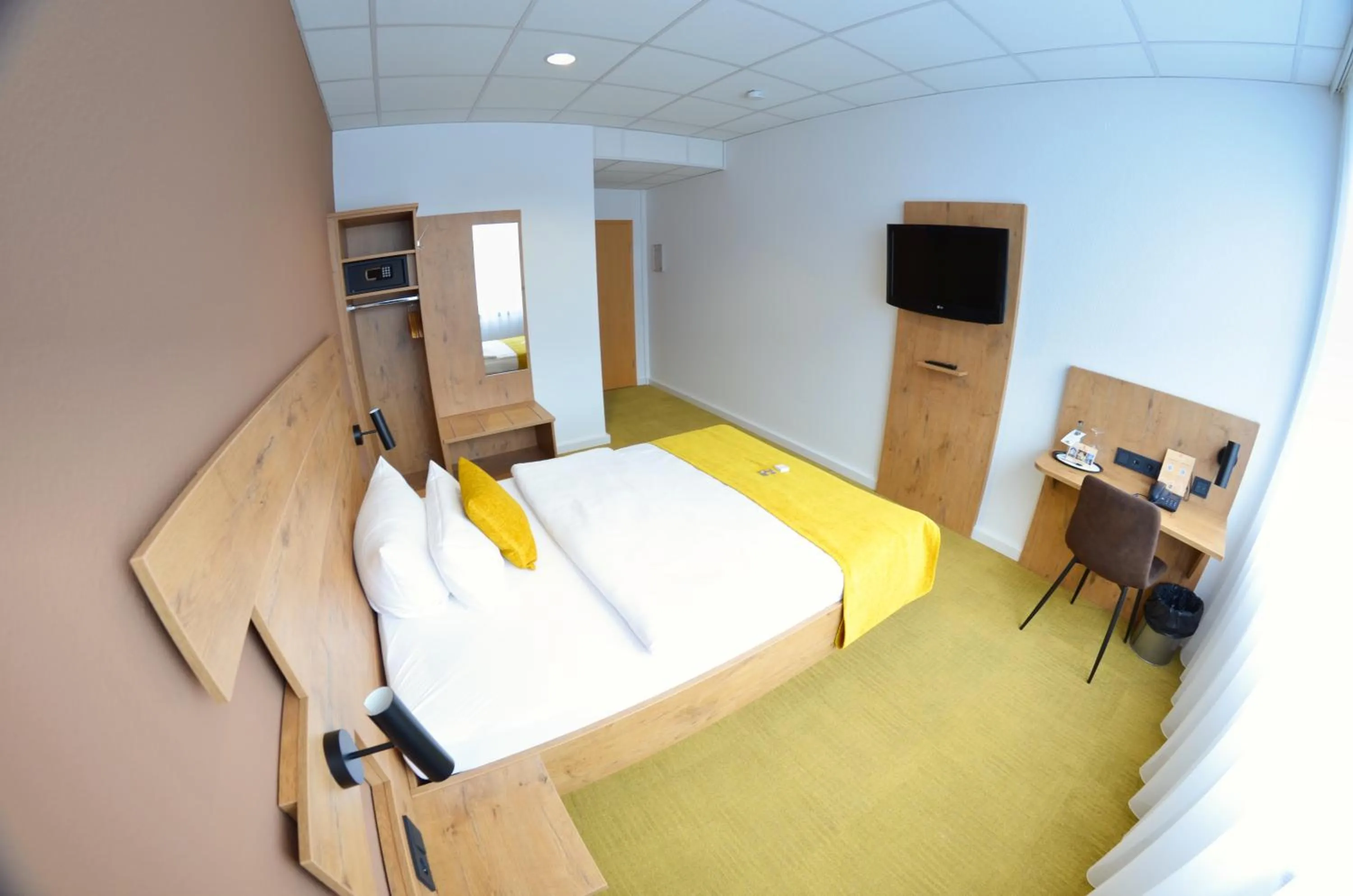Photo of the whole room, Bed in Hotel Am Markt