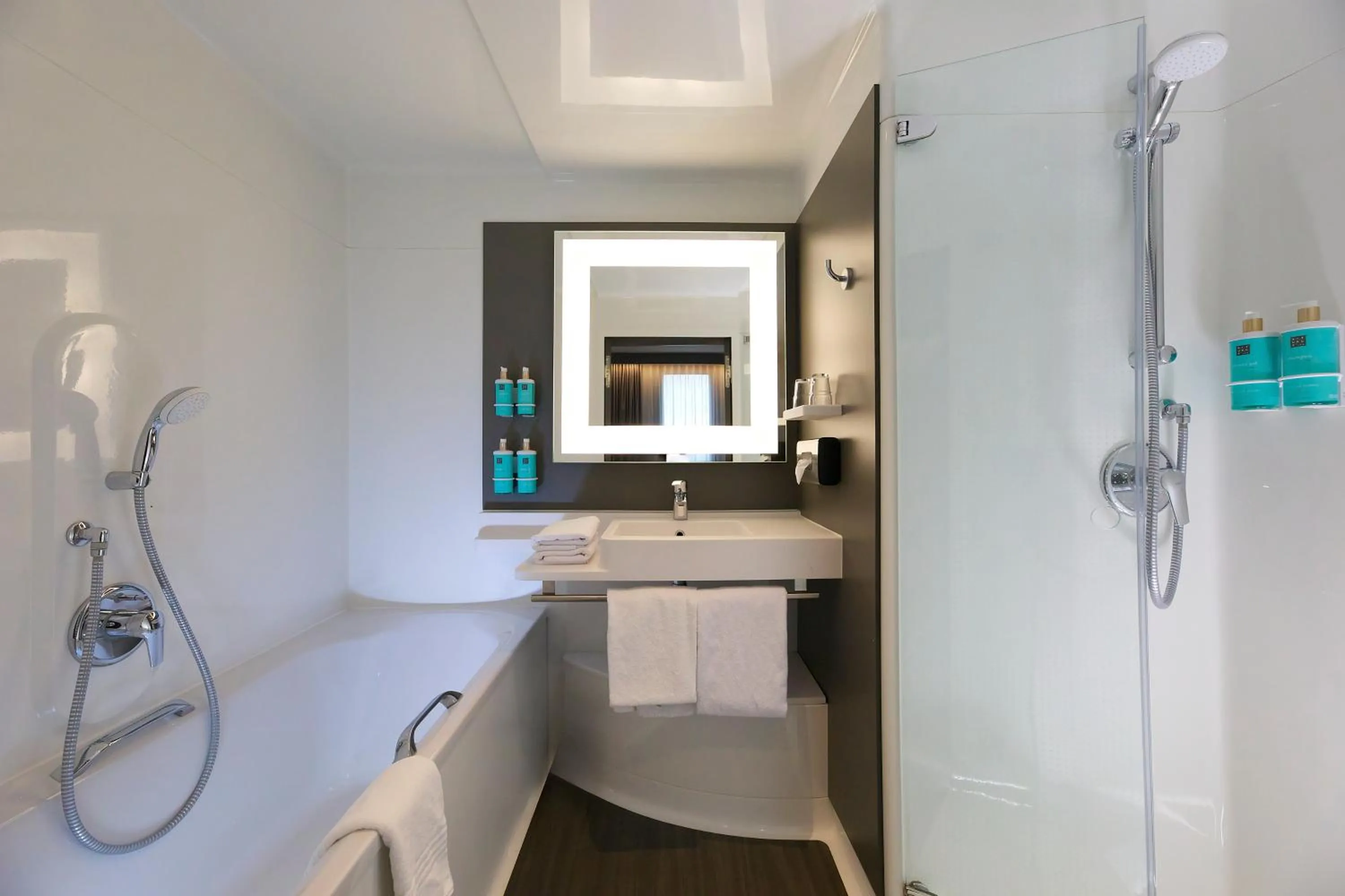 Shower in Novotel Suites Berlin City Potsdamer Platz