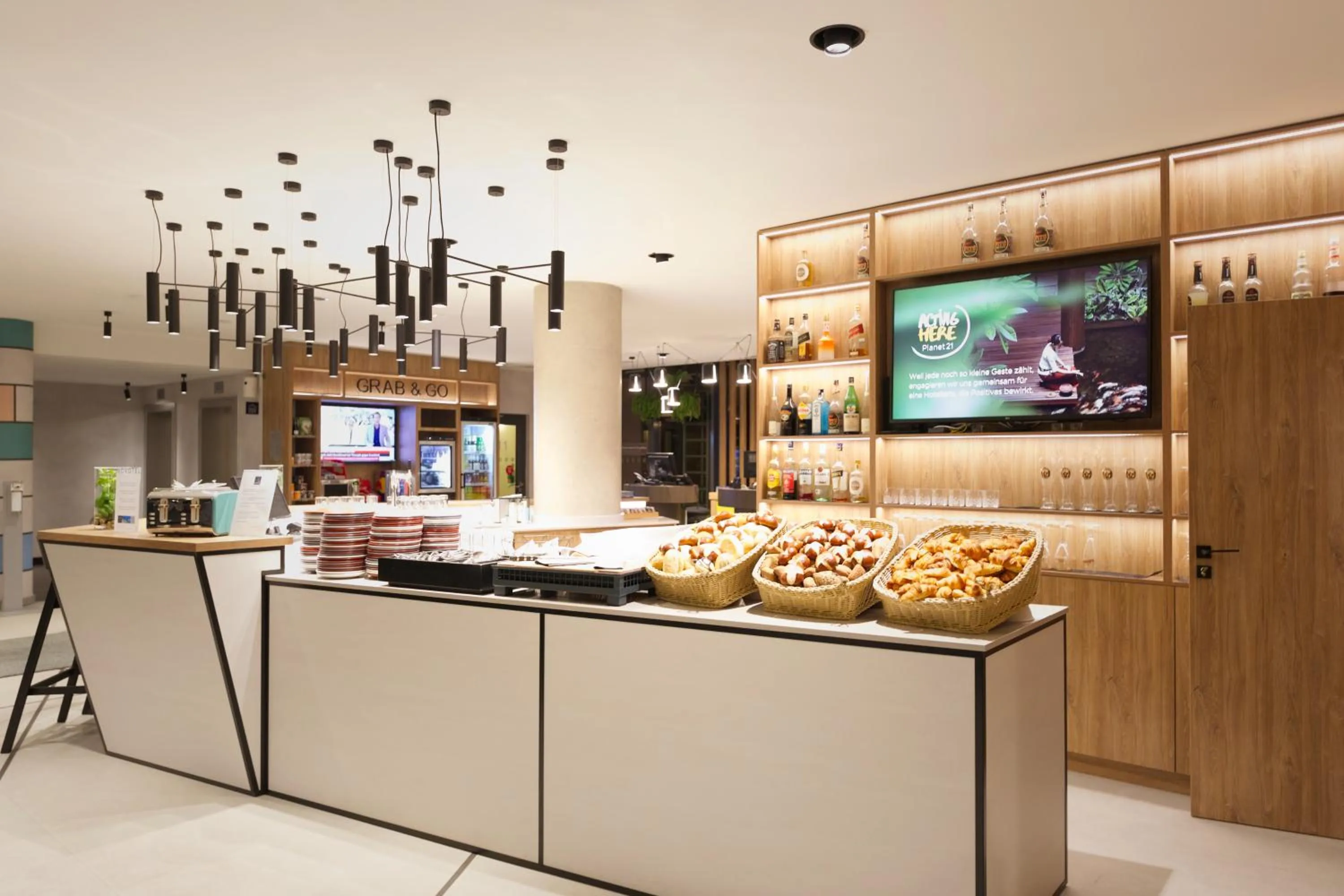 TV and multimedia in Novotel Suites Berlin City Potsdamer Platz