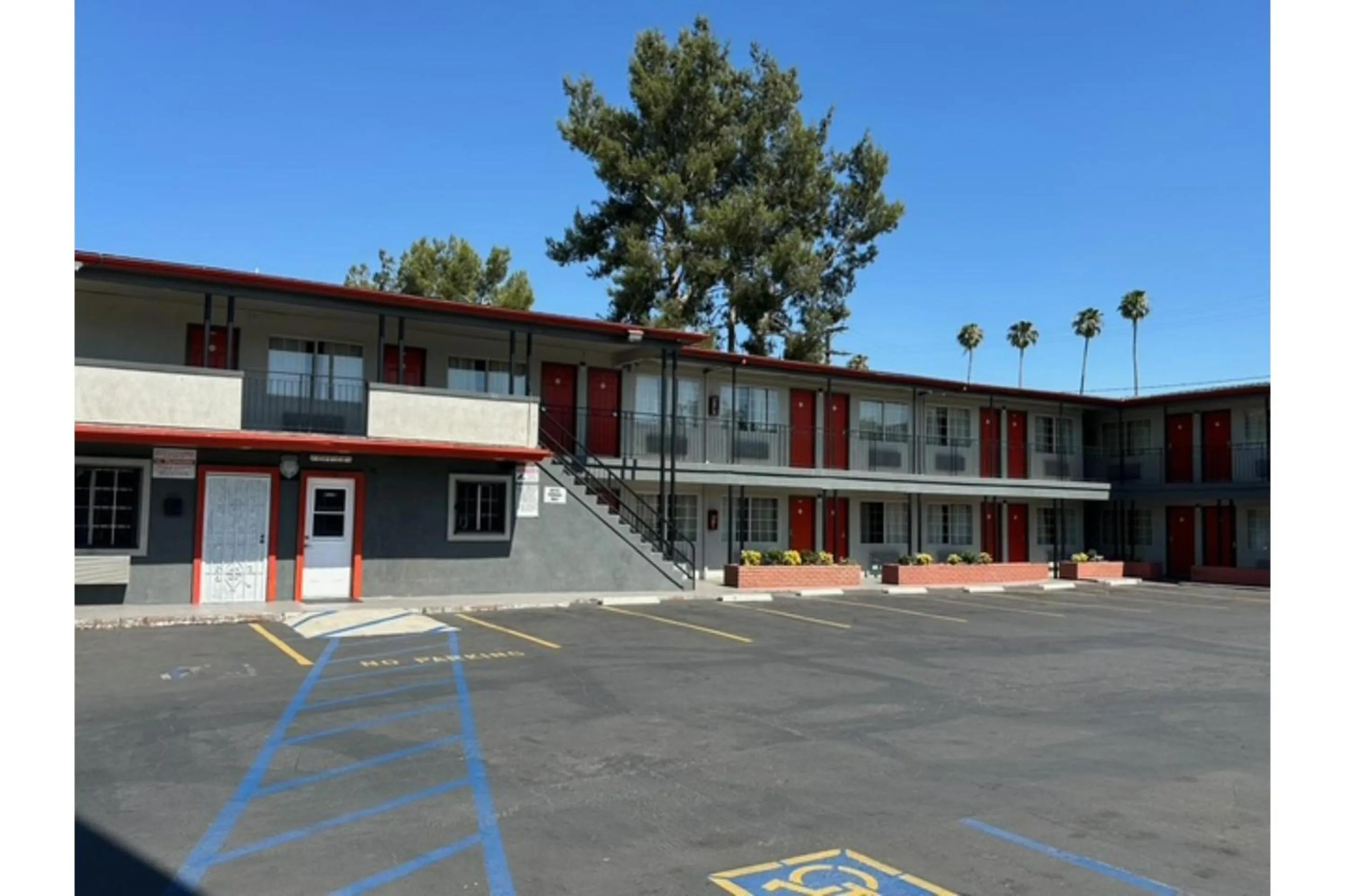 Facade/entrance in Heritage Inn