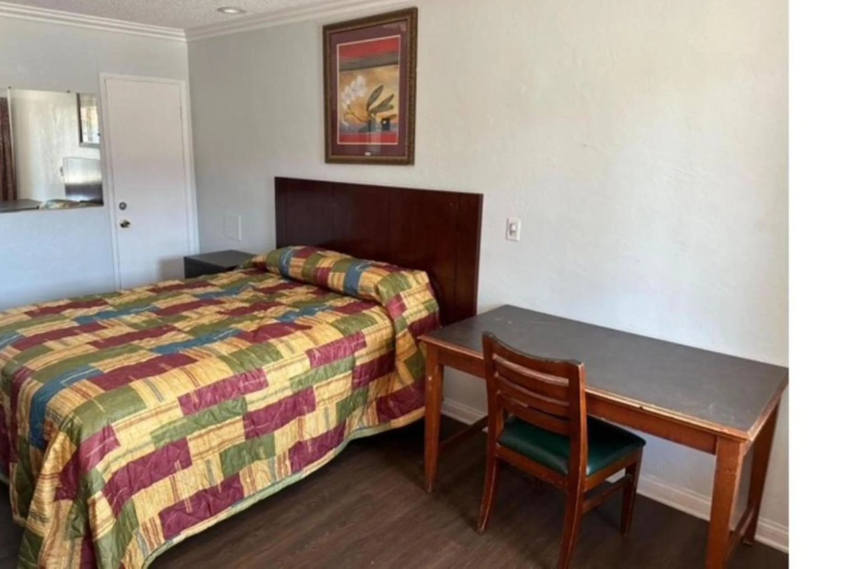 Queen Room in Heritage Inn